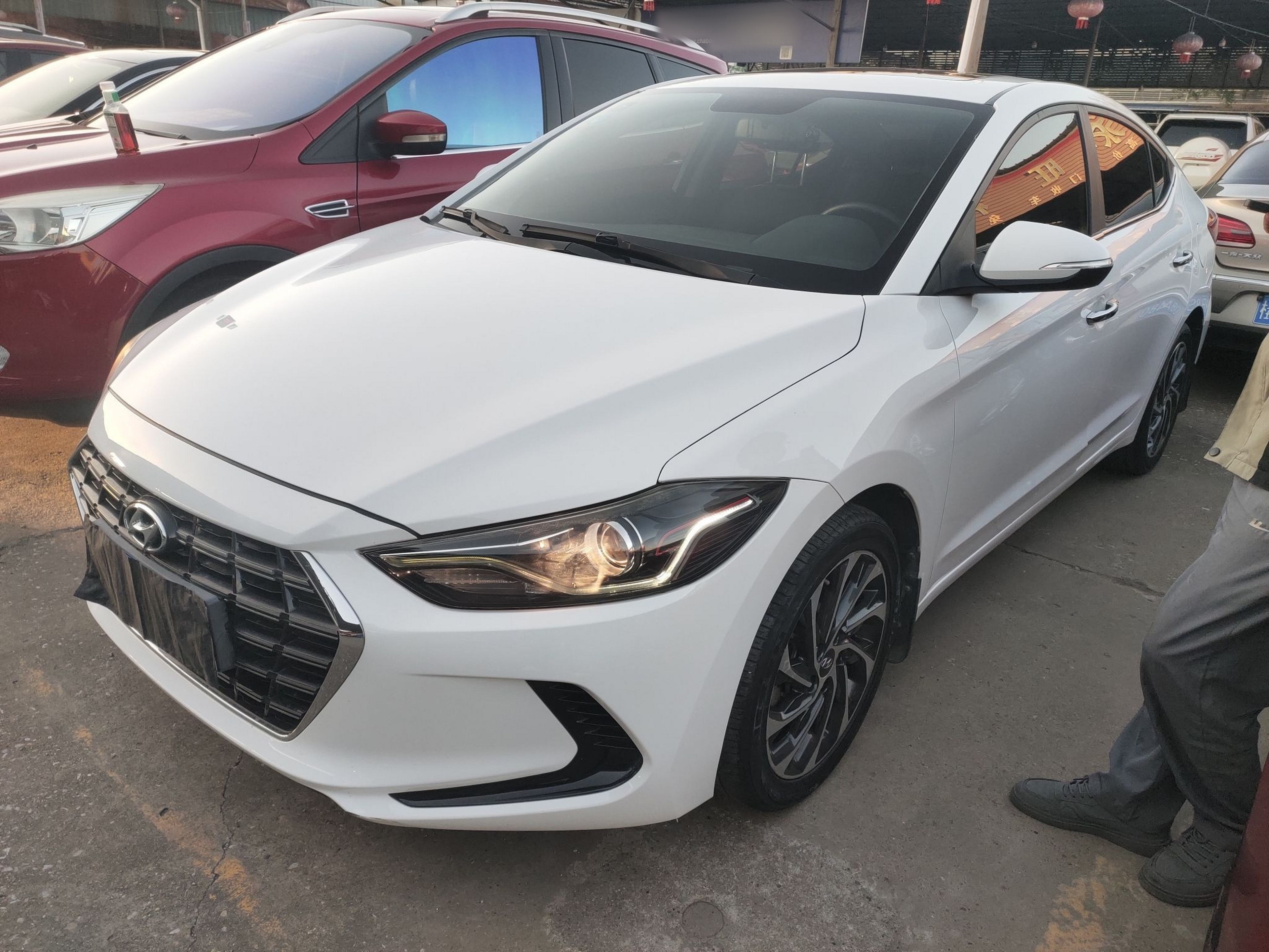 تحت مقدمة السيارة