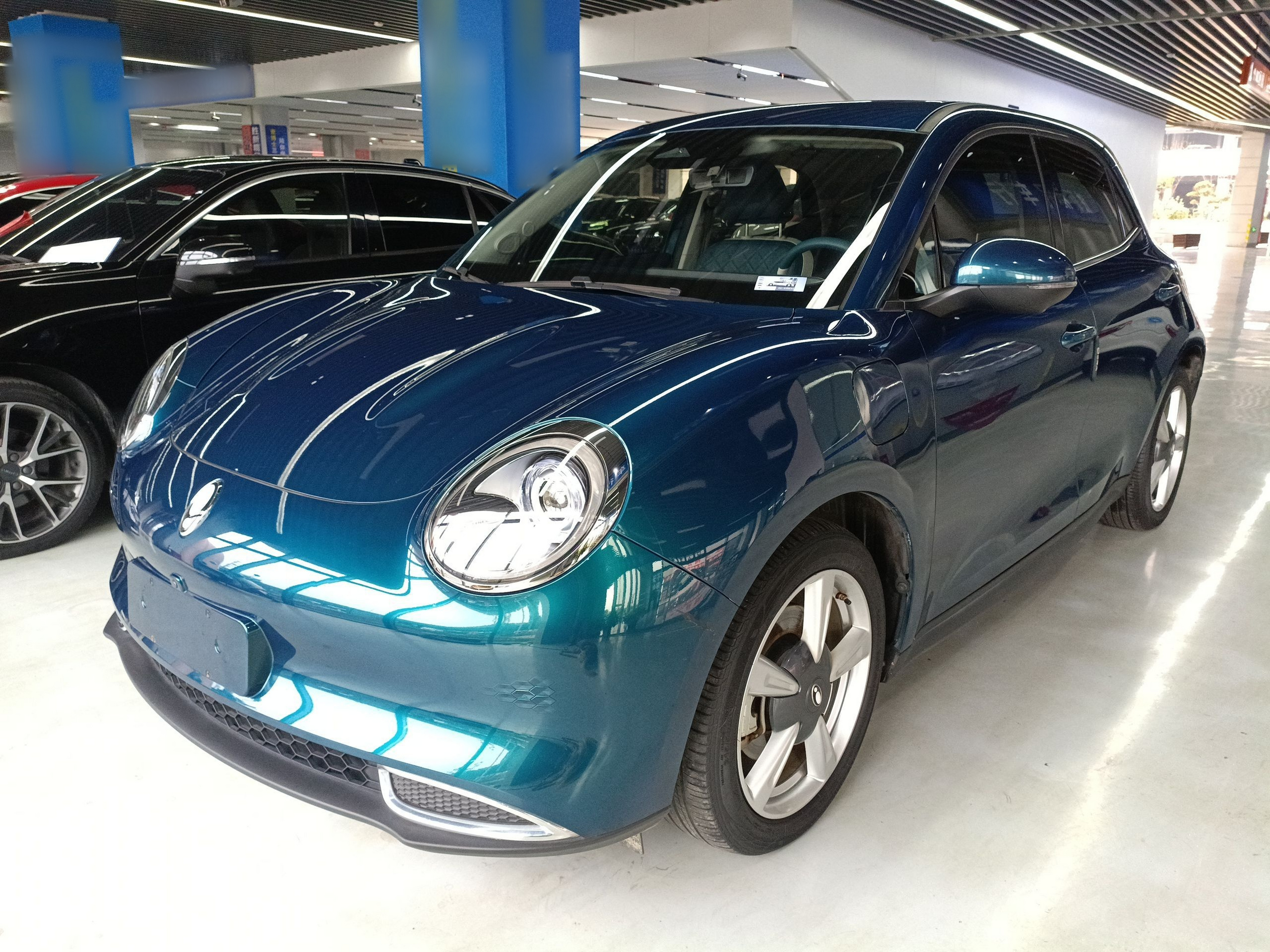 Под передней частью автомобиля