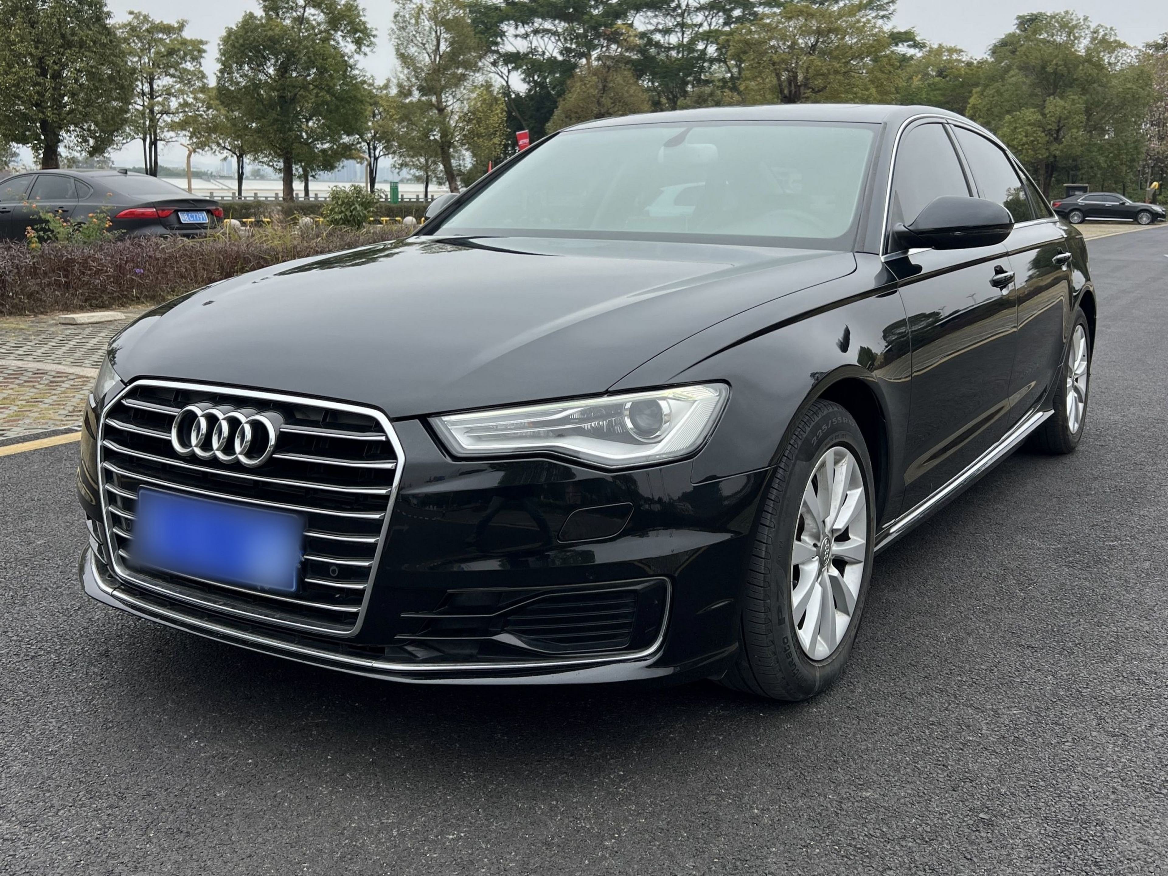 Под передней частью автомобиля