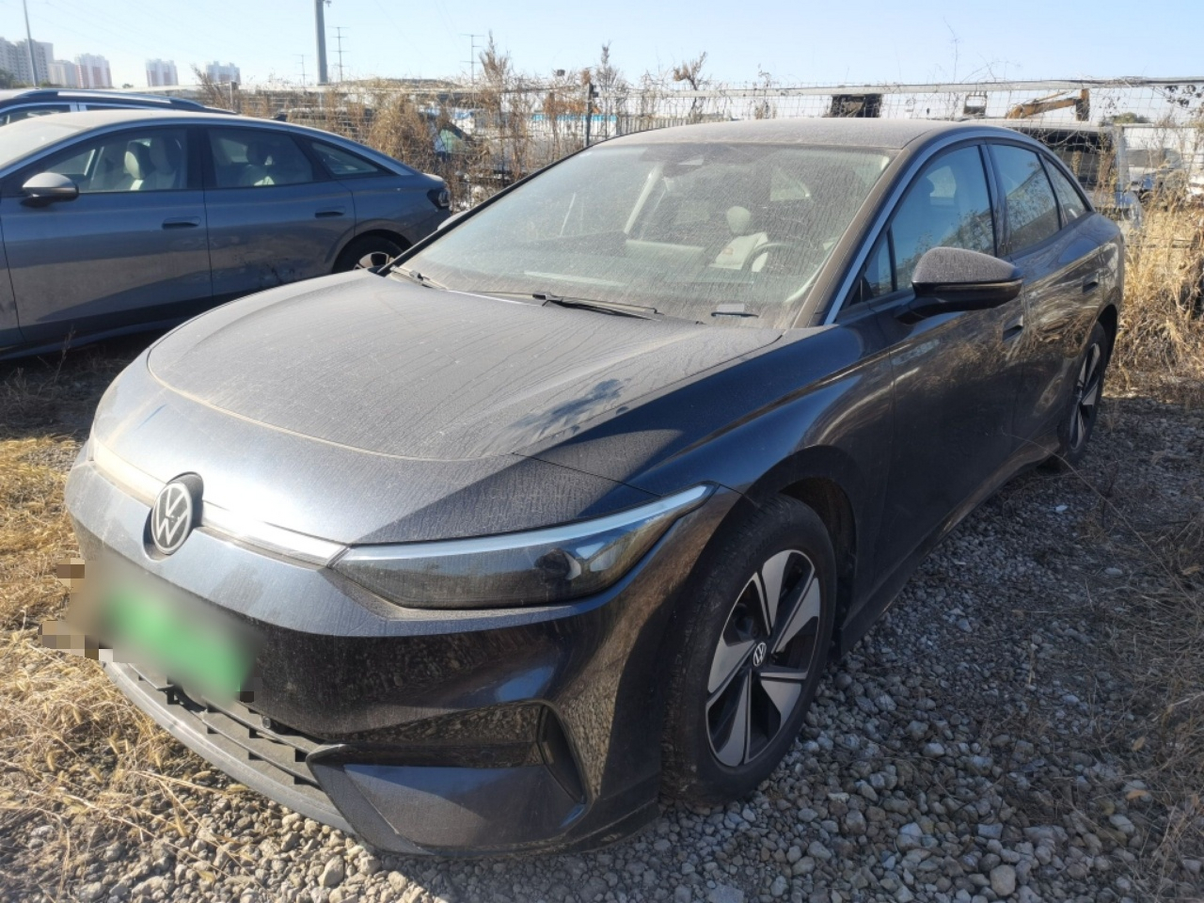 Под передней частью автомобиля