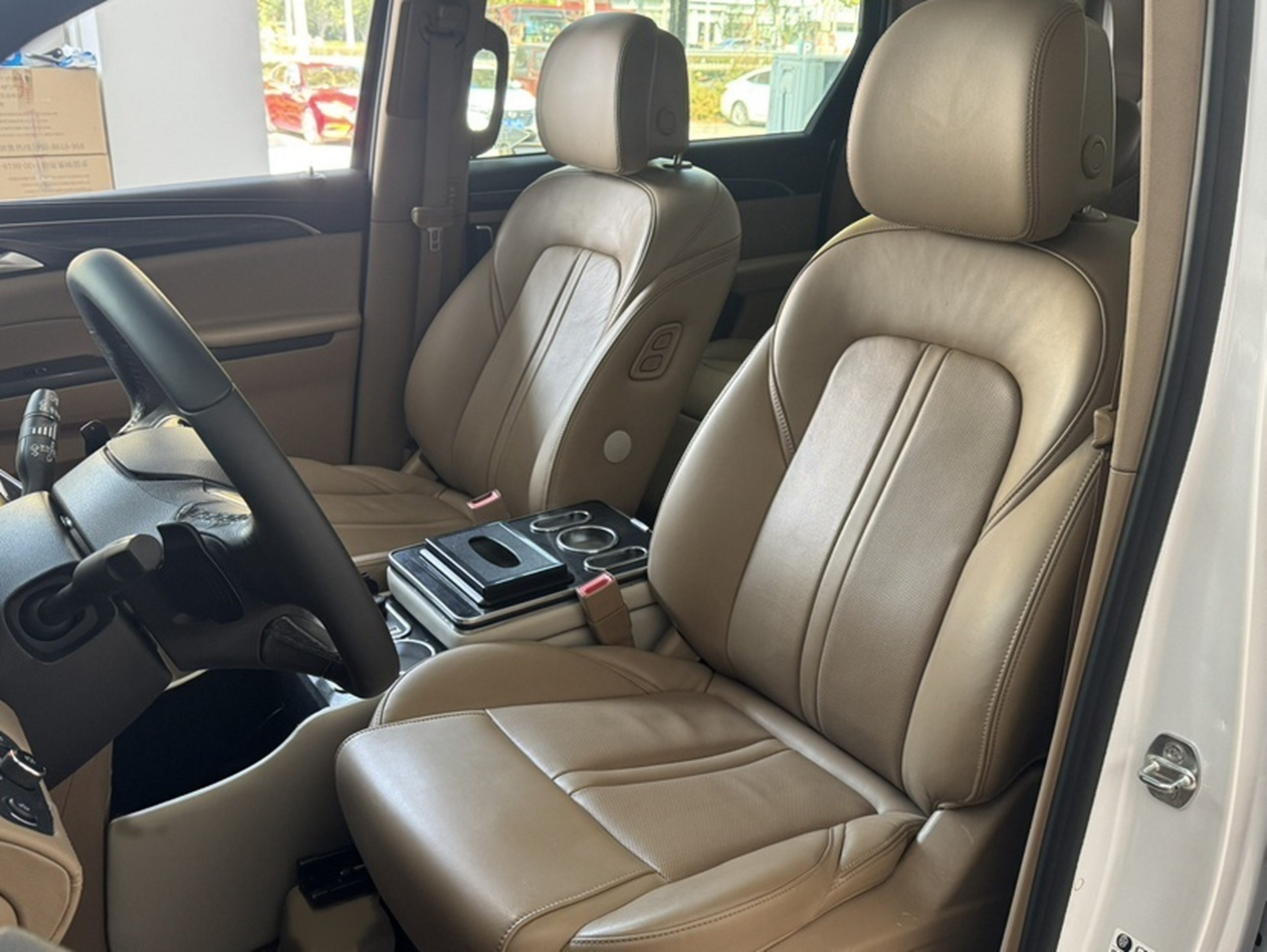 Переднее сиденье в автомобиле