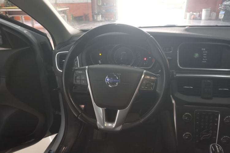 Used Volvo V40 2015 1.6T Zhiyi Edition