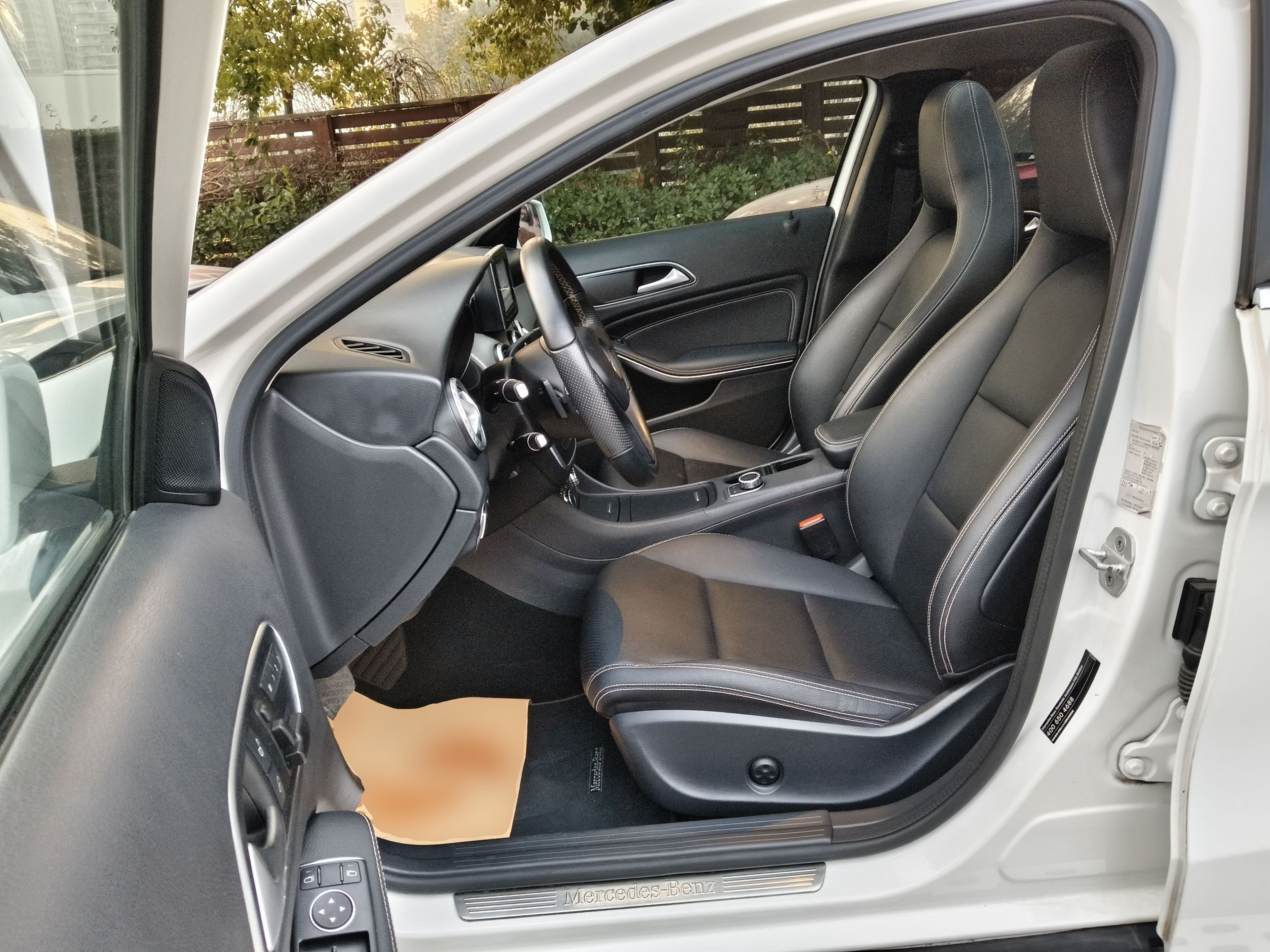 Переднее сиденье в автомобиле