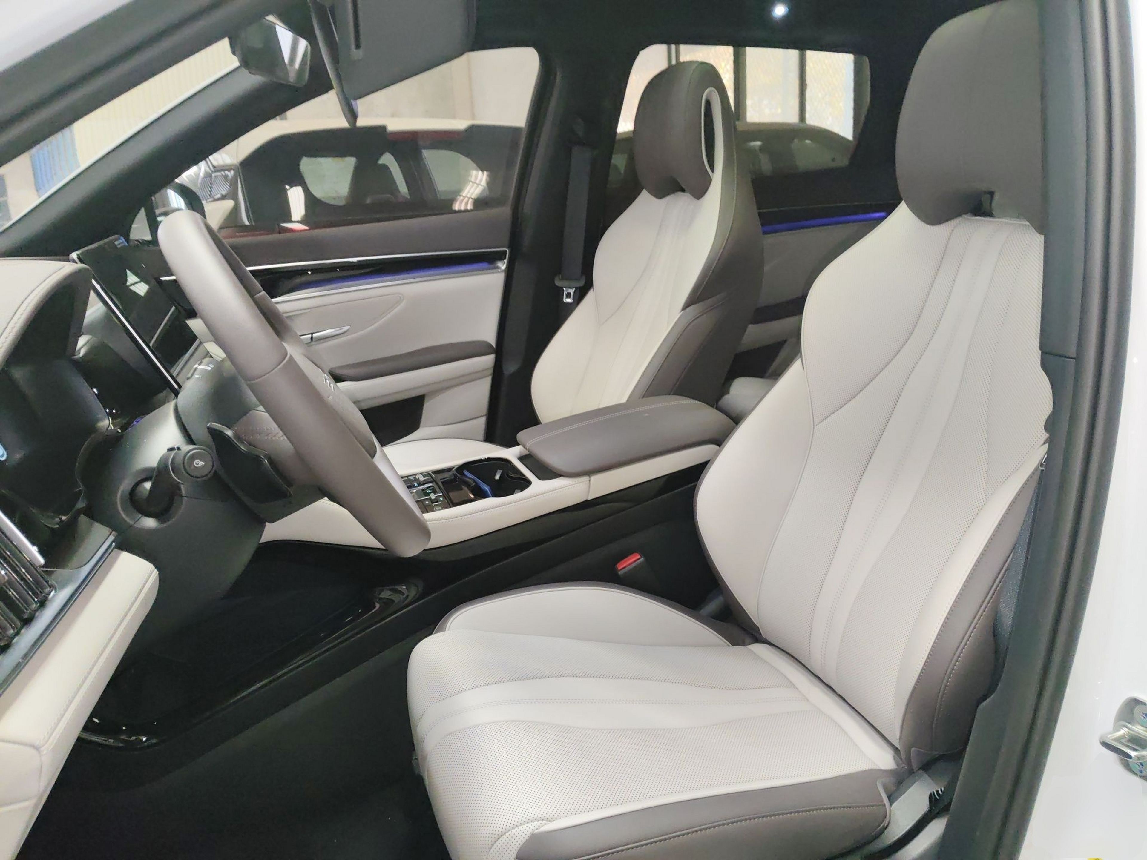 المقاعد الأمامية داخل السيارة