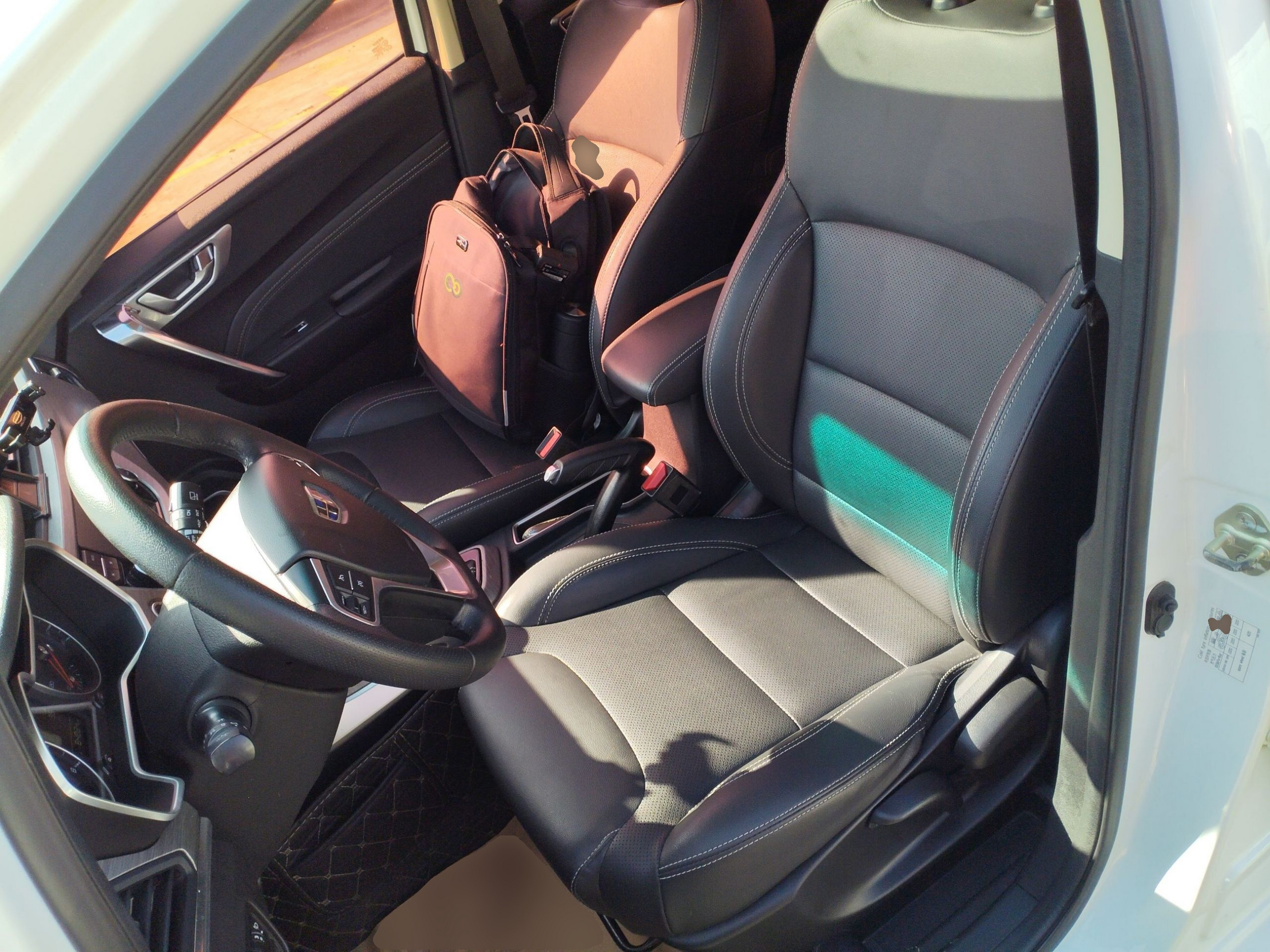المقاعد الأمامية داخل السيارة