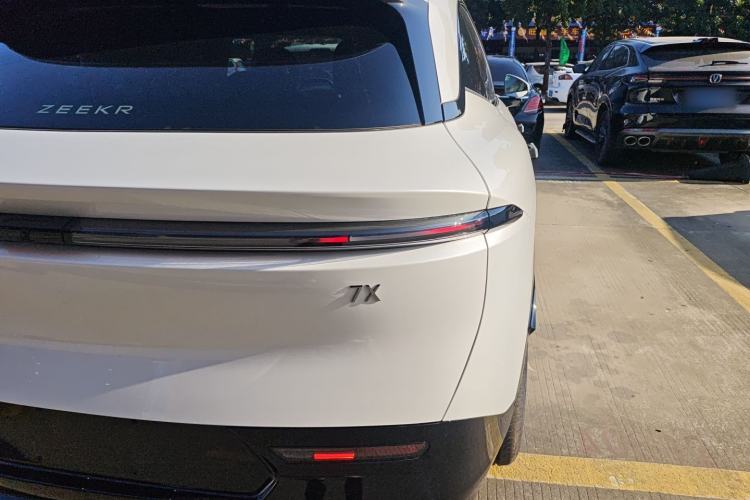 Used Zeekr 7X 2025 100 kWh Long-Range Rear-Wheel Drive with Intelligent Driving Features
