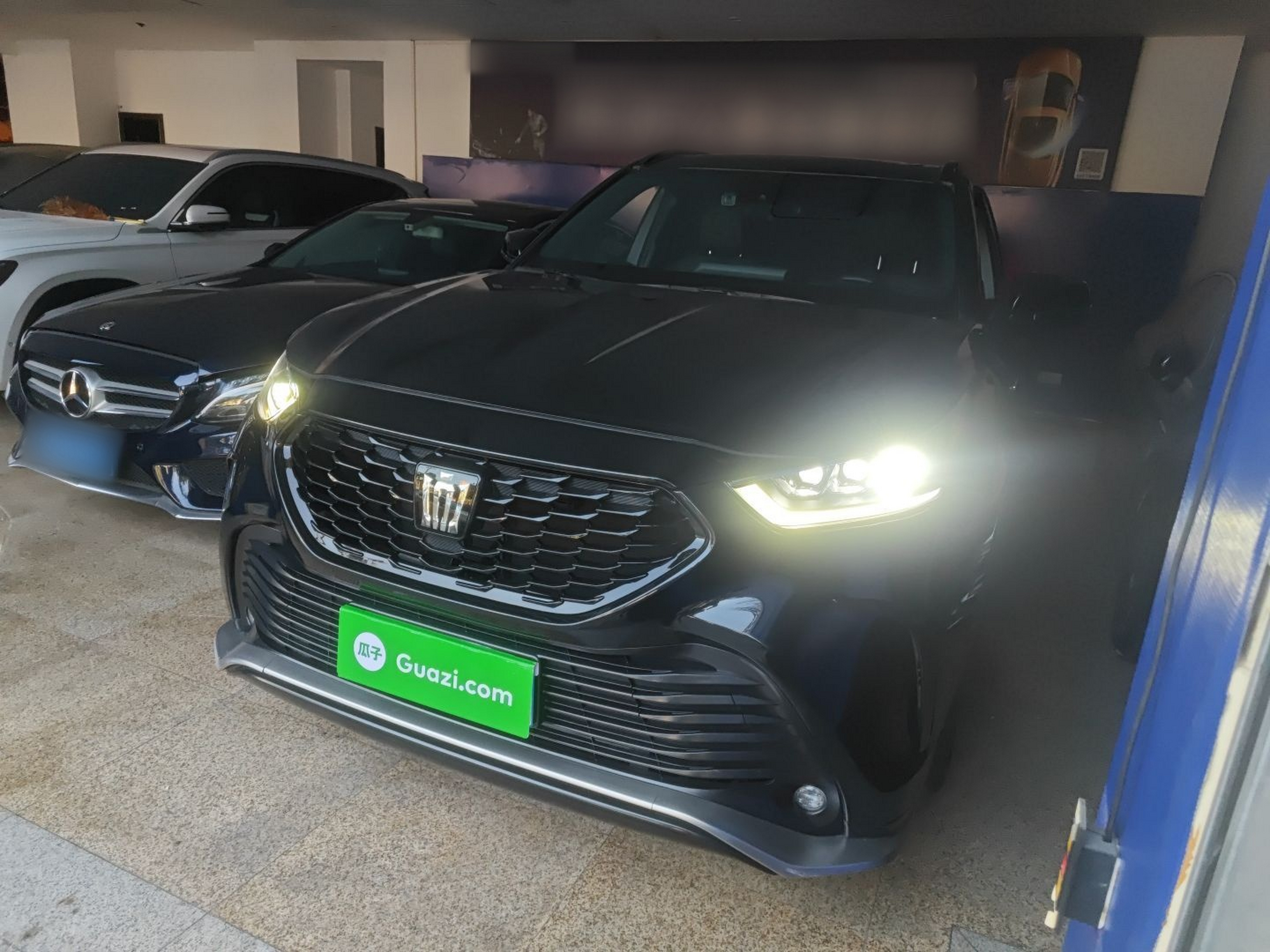 تحت مقدمة السيارة