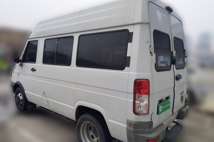 Used Iveco Daily 2021 2.5T A35 M1 Passenger Van 5-9 Seater Short Wheelbase Mid-Roof Design Dual Tires Side Sliding Door
