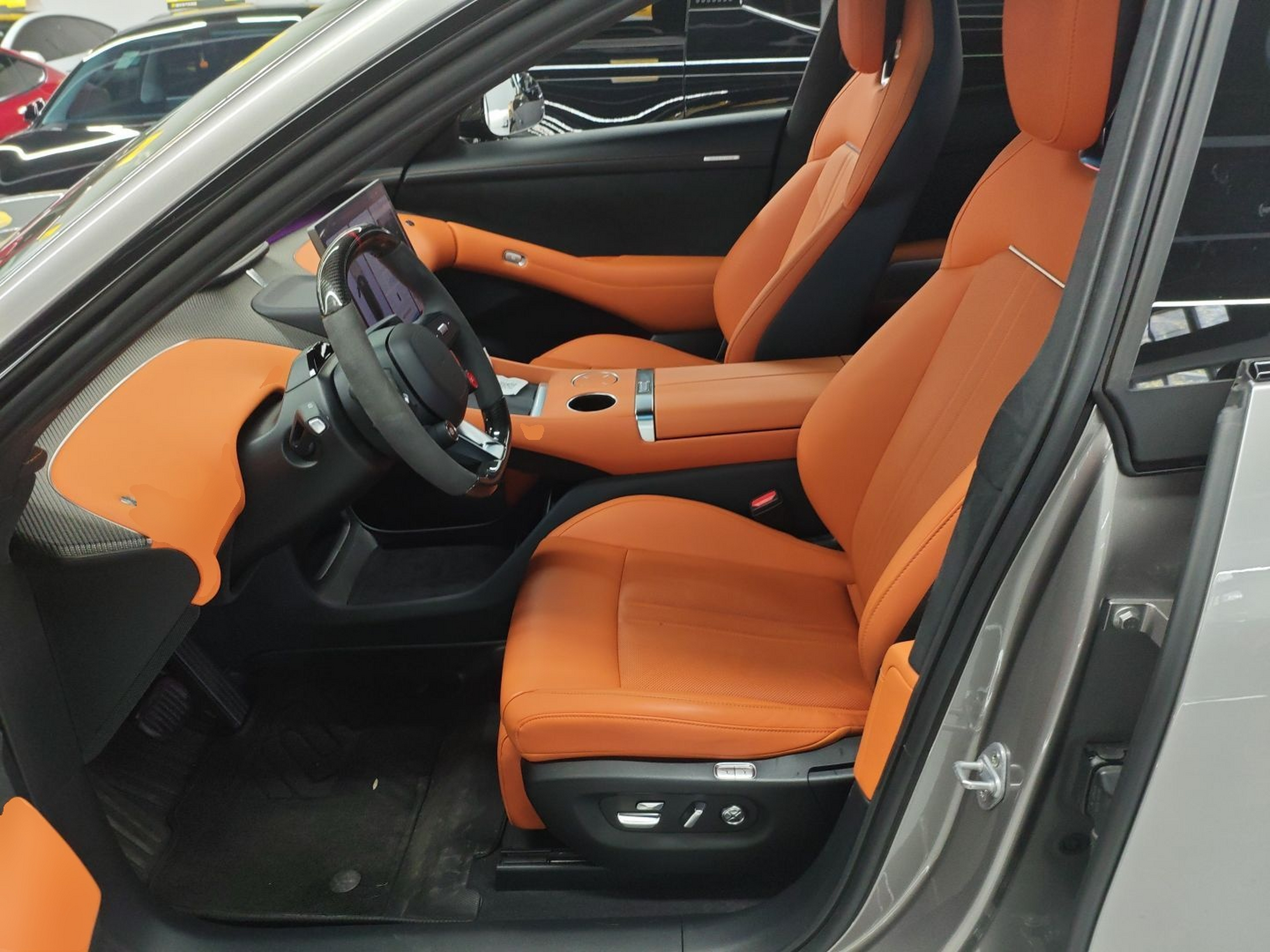 المقاعد الأمامية داخل السيارة