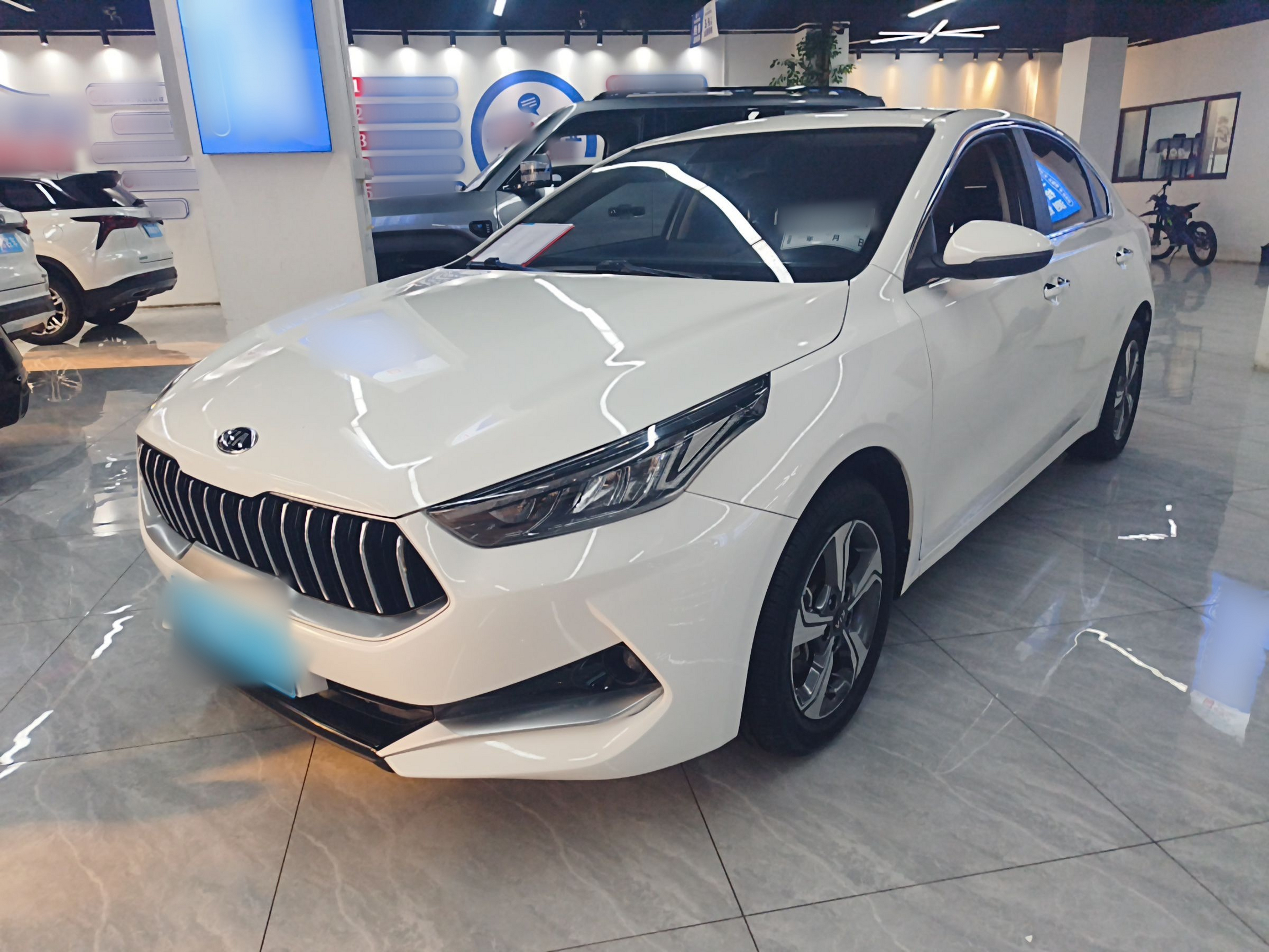 تحت مقدمة السيارة