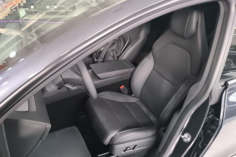 Used Tesla Model Y L 2025 Long-Range All-Wheel-Drive Version
