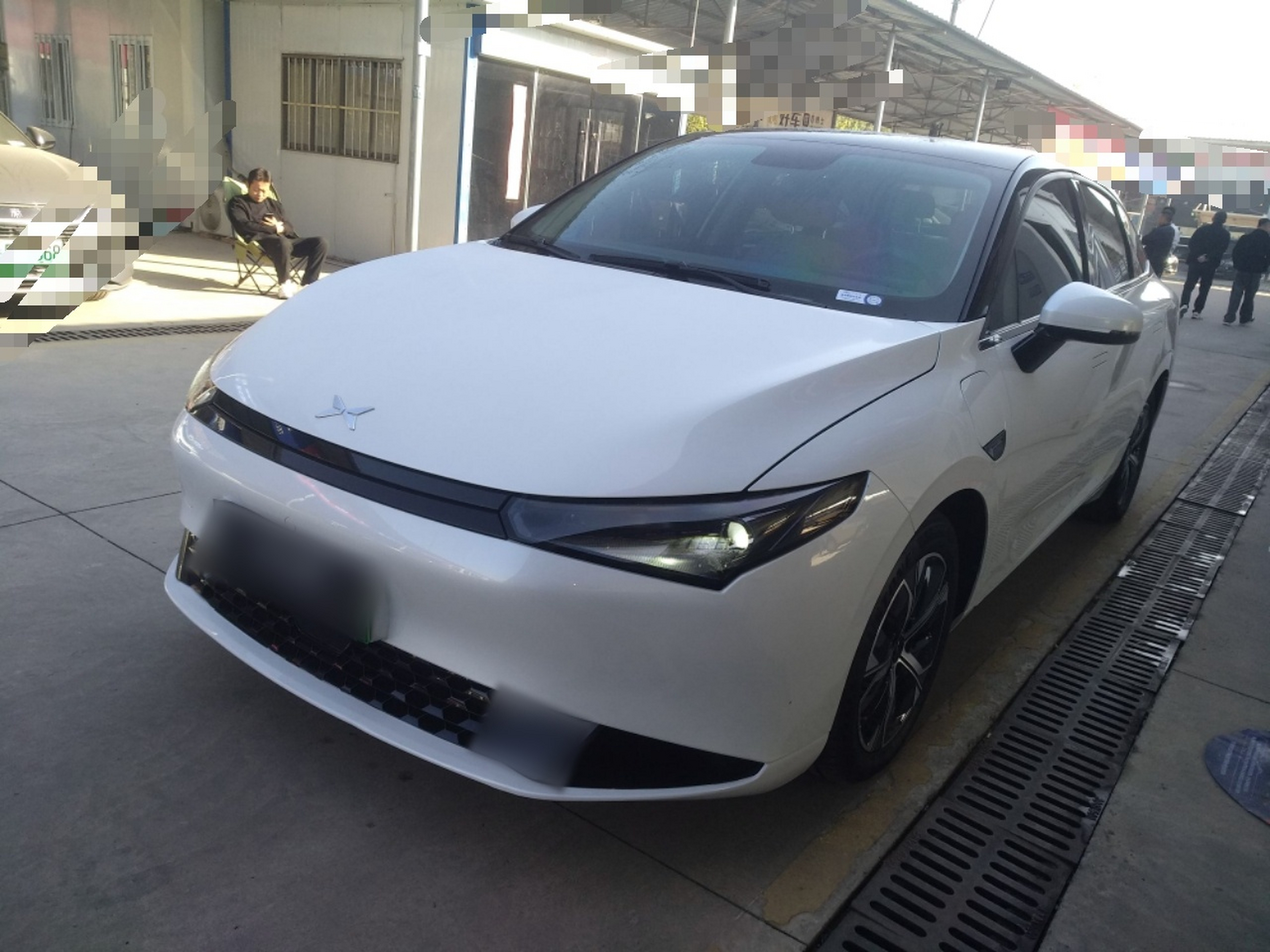 تحت مقدمة السيارة