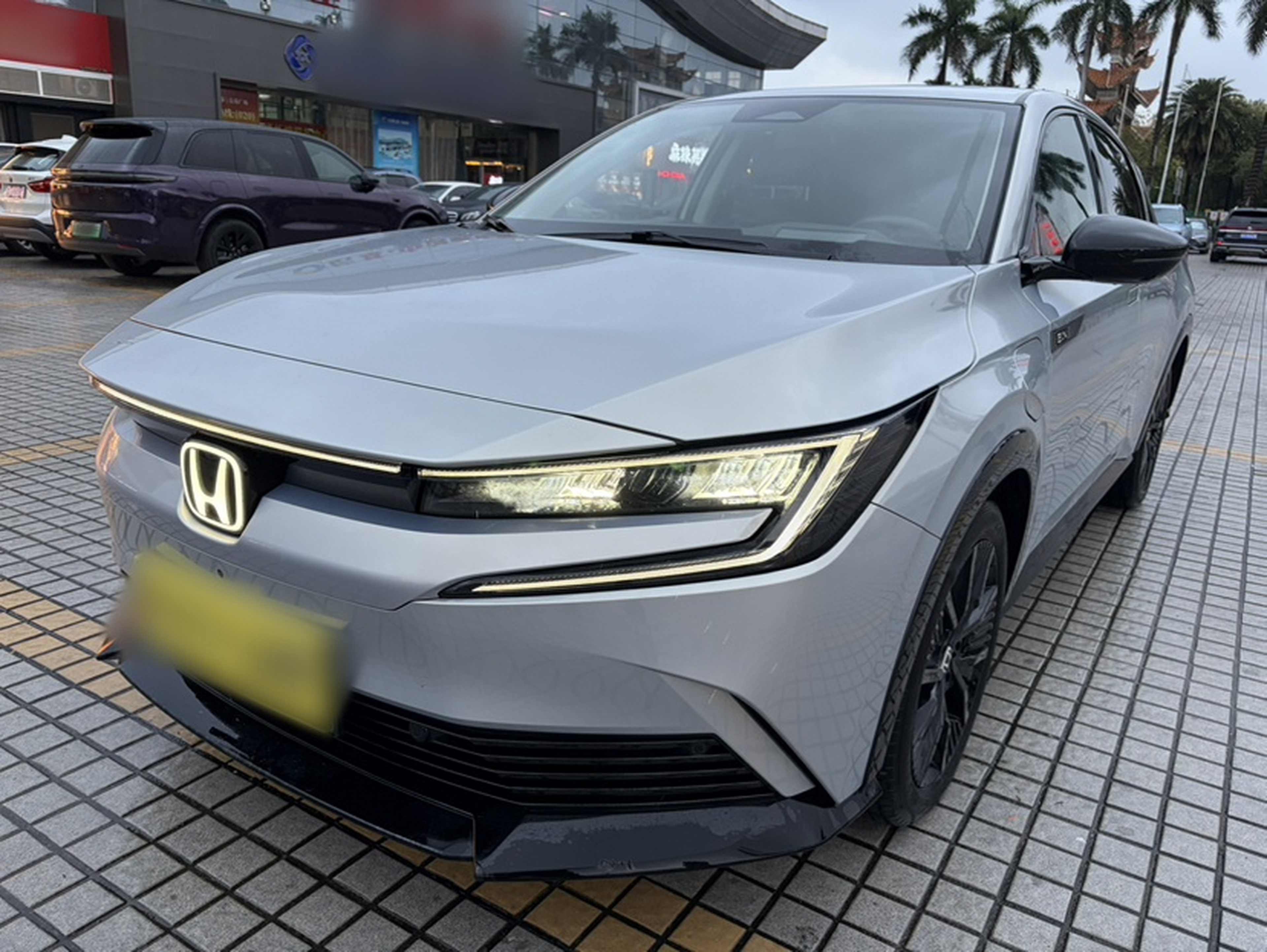 Под передней частью автомобиля