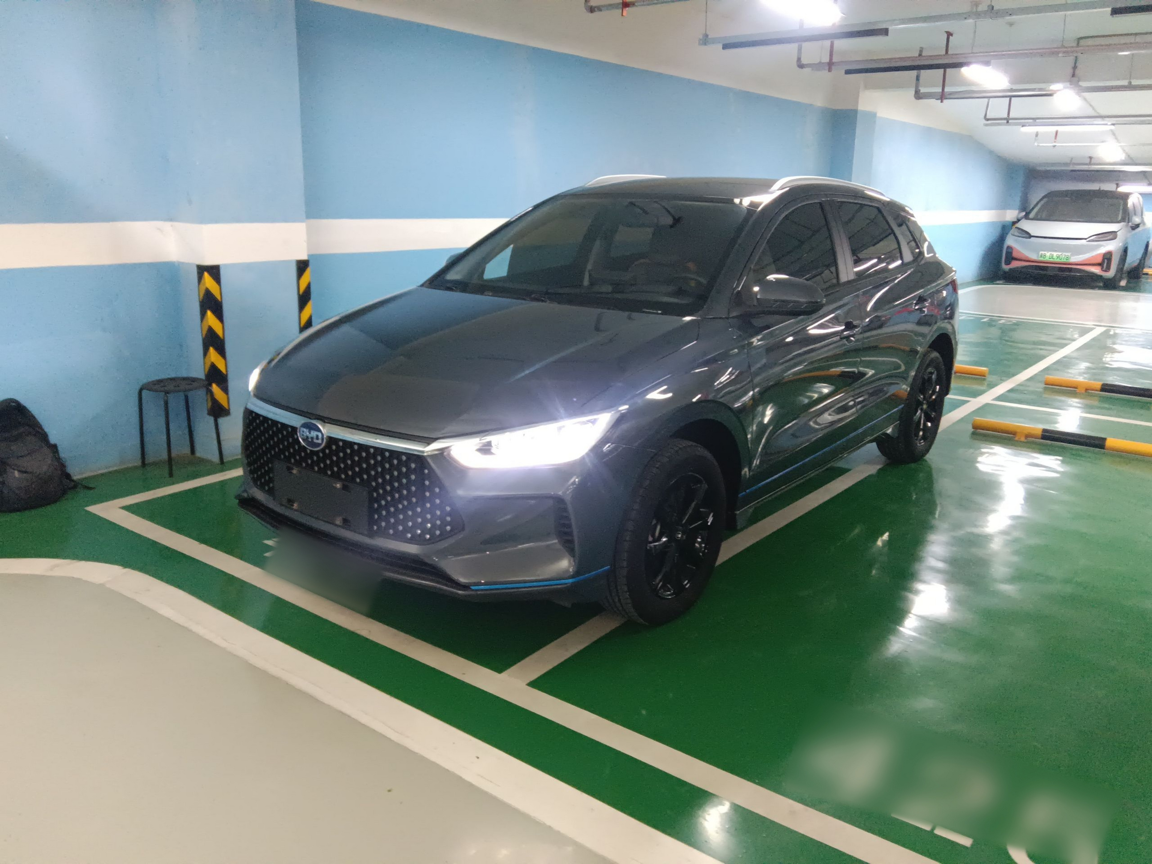 Под передней частью автомобиля