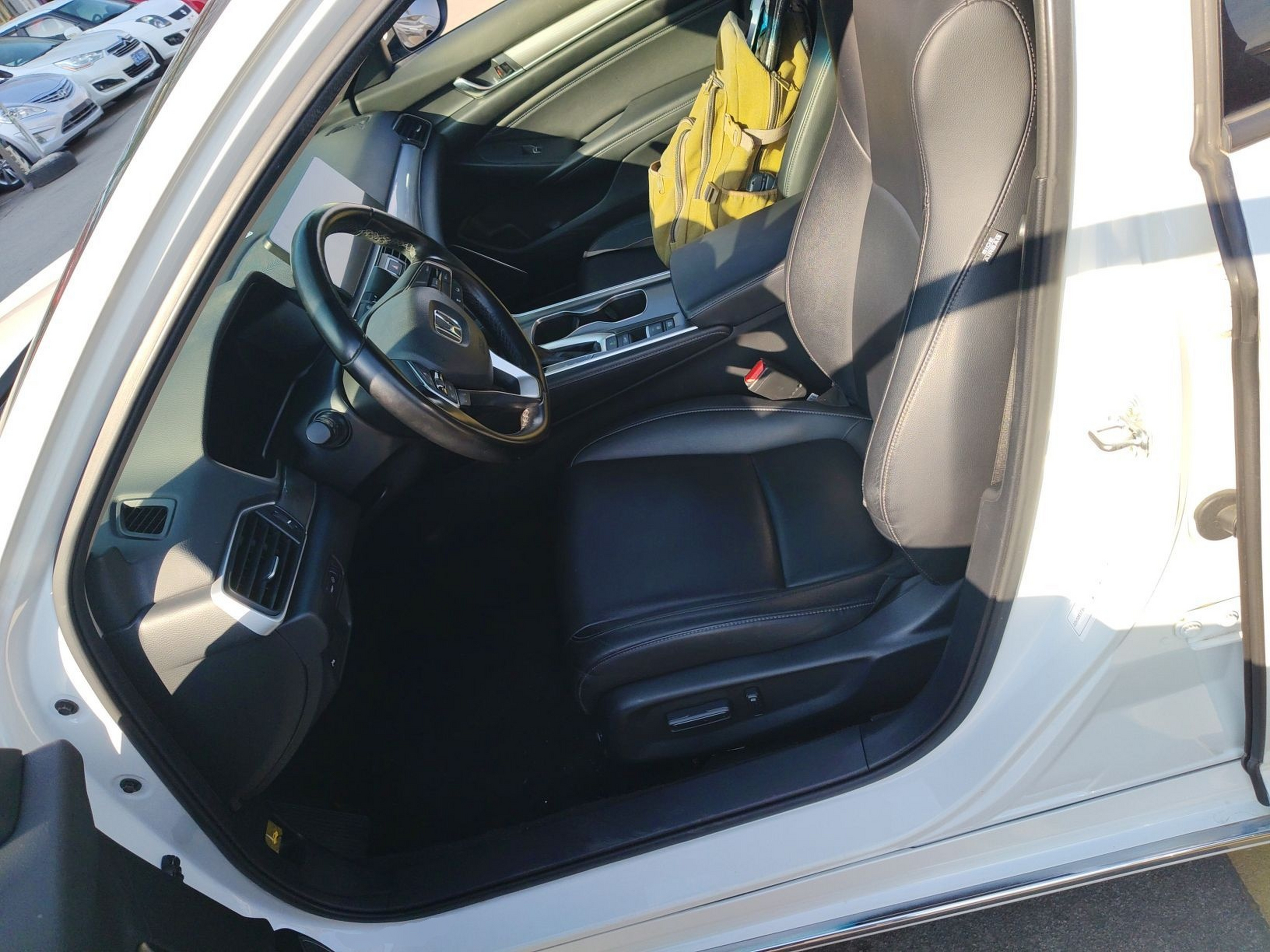 Переднее сиденье в автомобиле