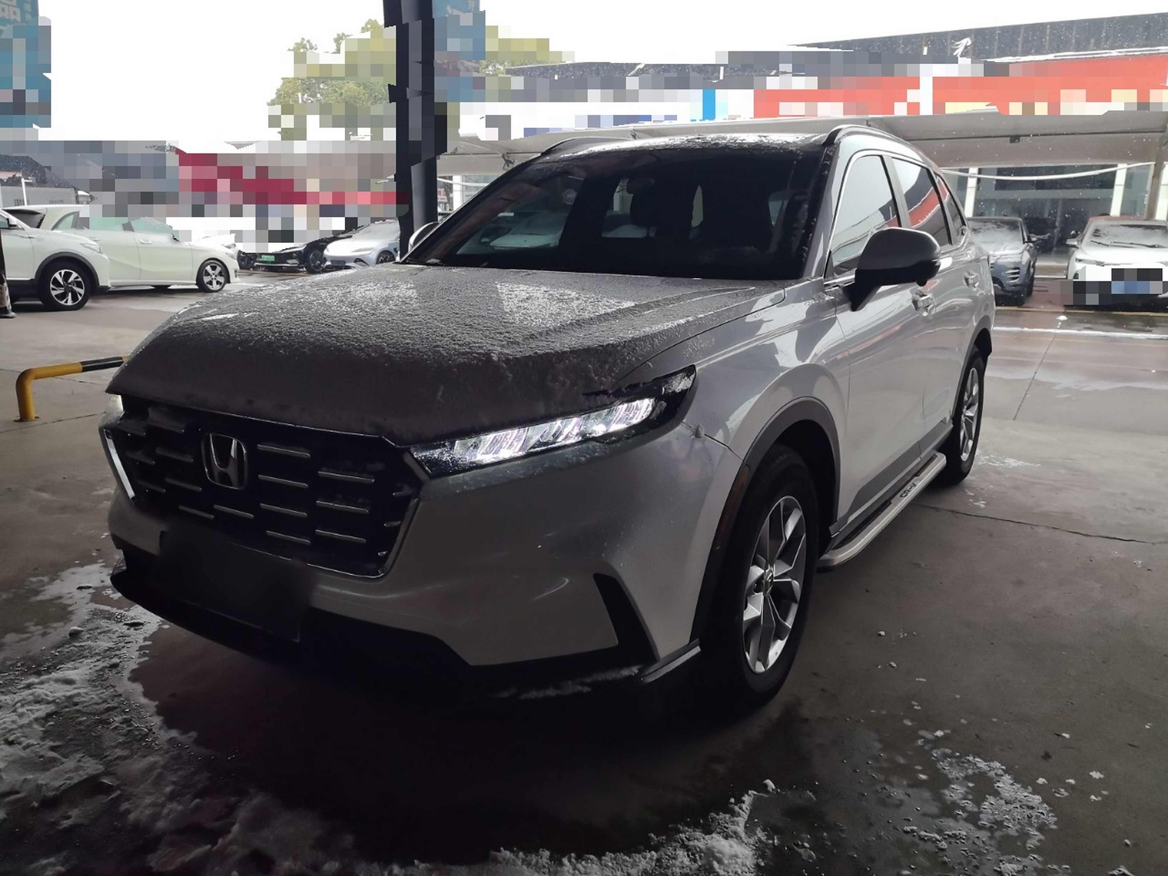 تحت مقدمة السيارة