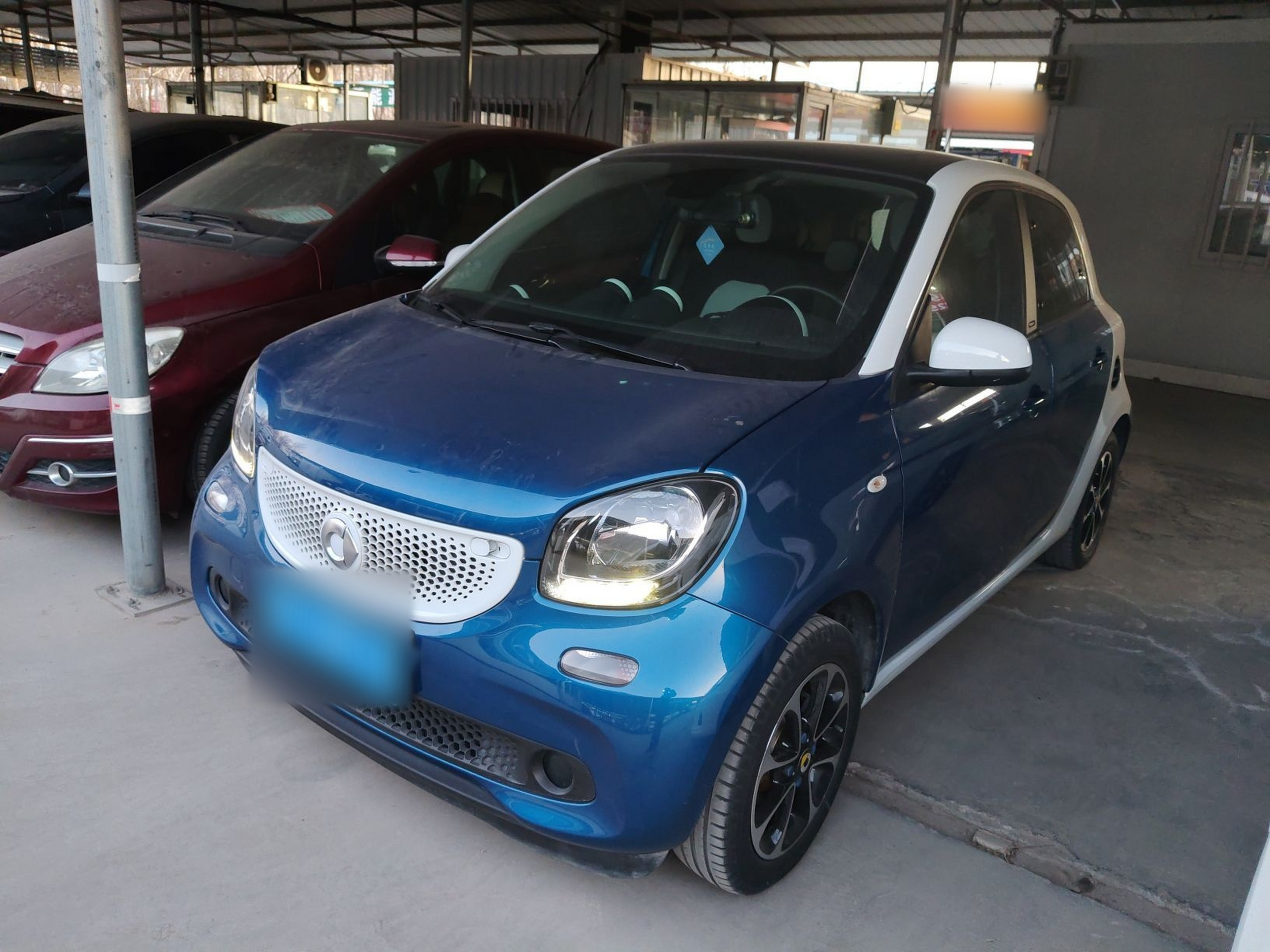 تحت مقدمة السيارة