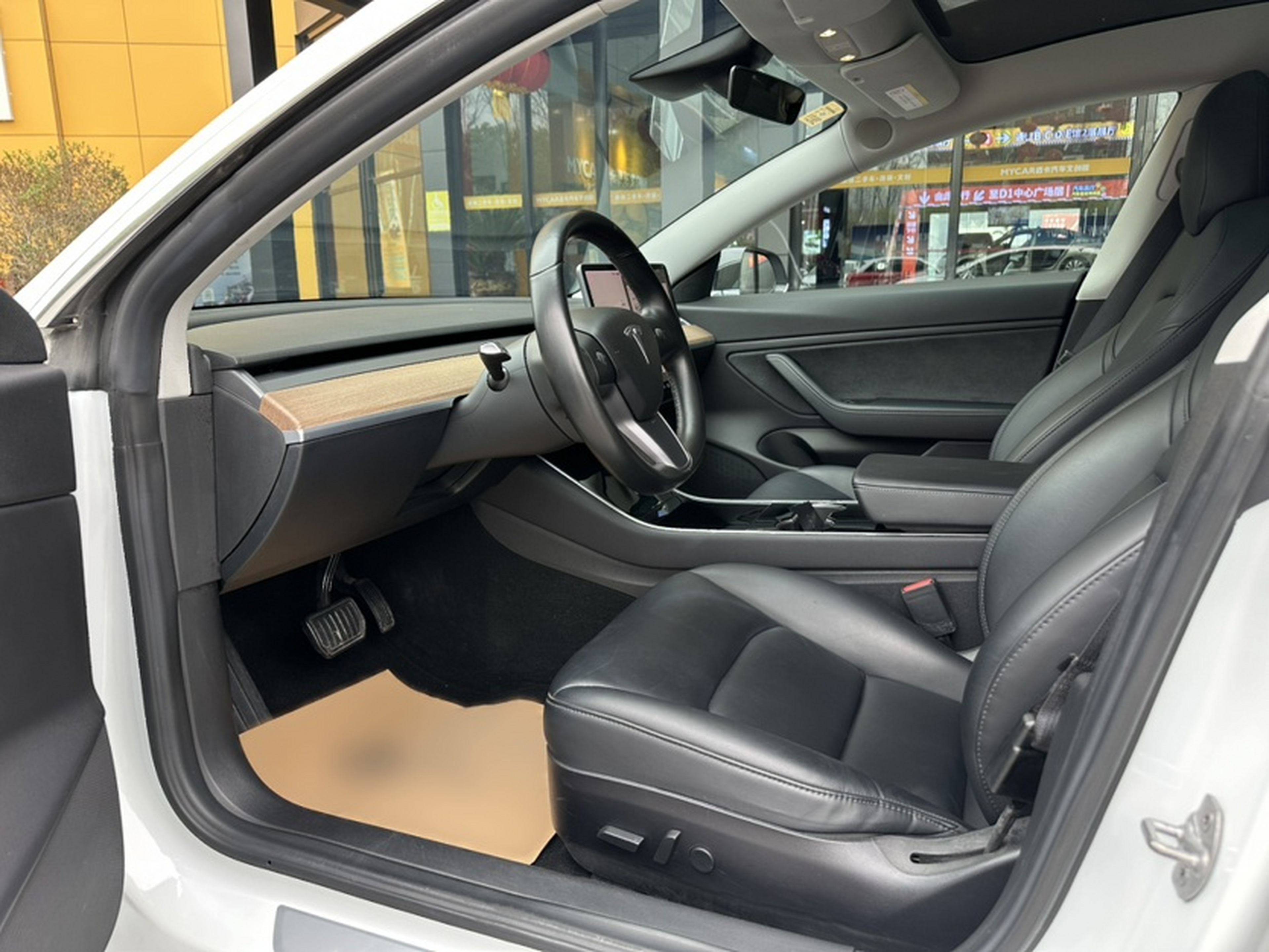 Переднее сиденье в автомобиле