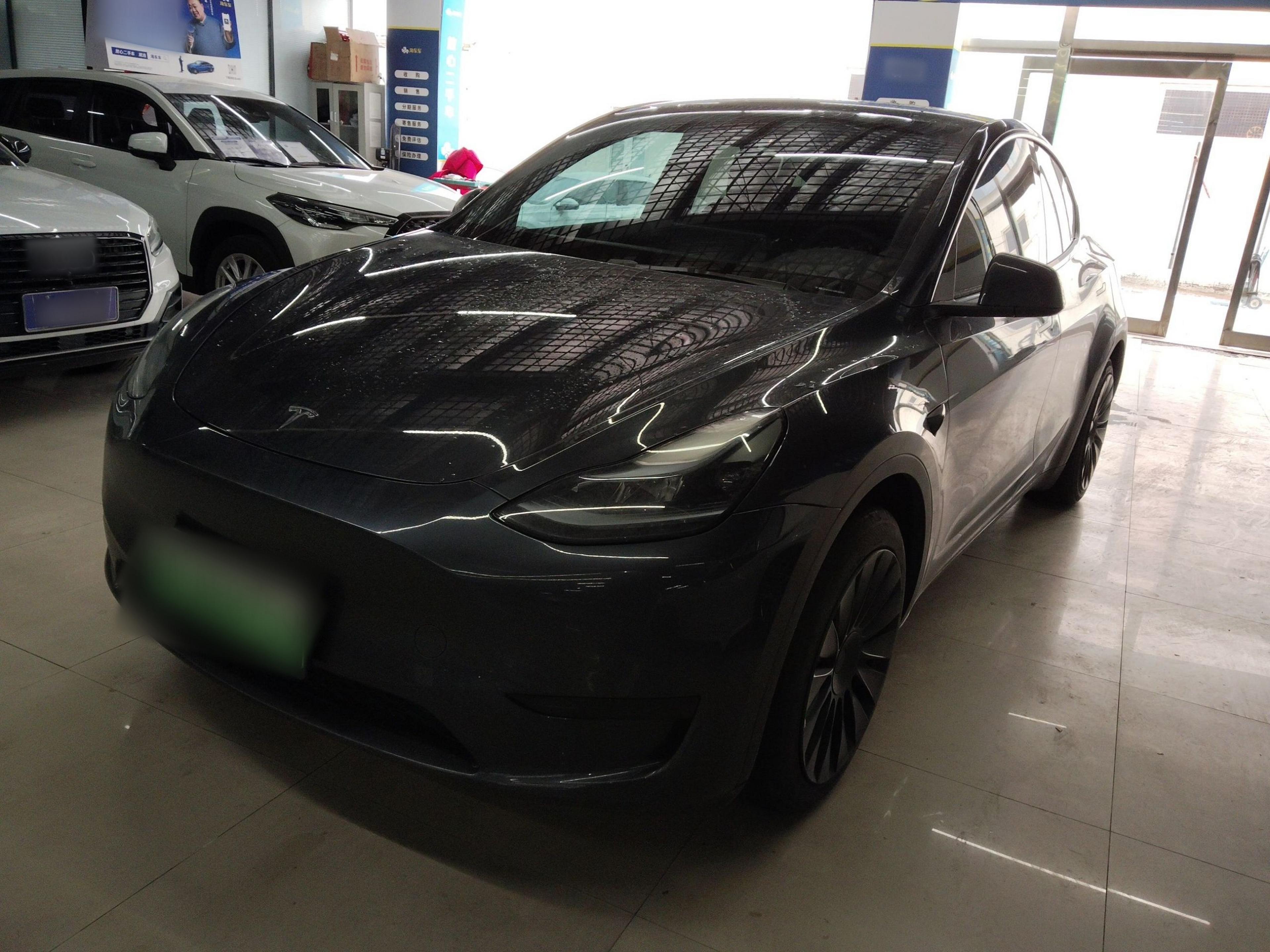 Под передней частью автомобиля