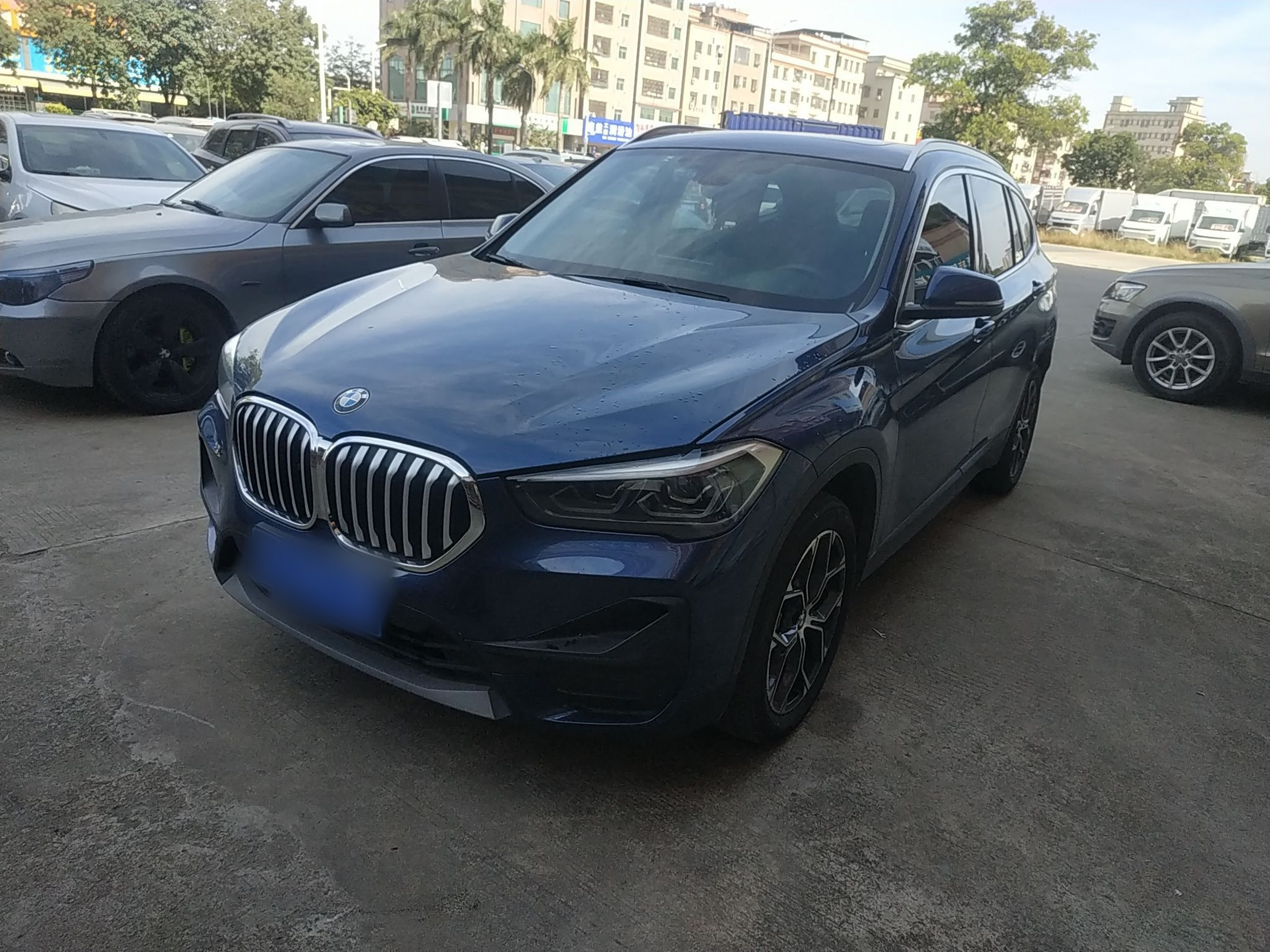 Под передней частью автомобиля