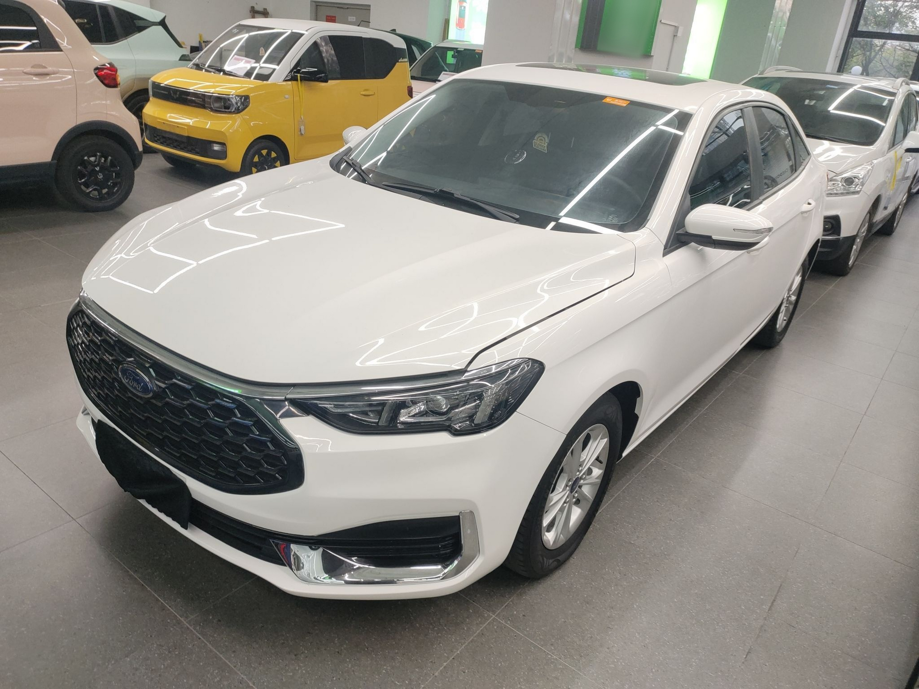 تحت مقدمة السيارة