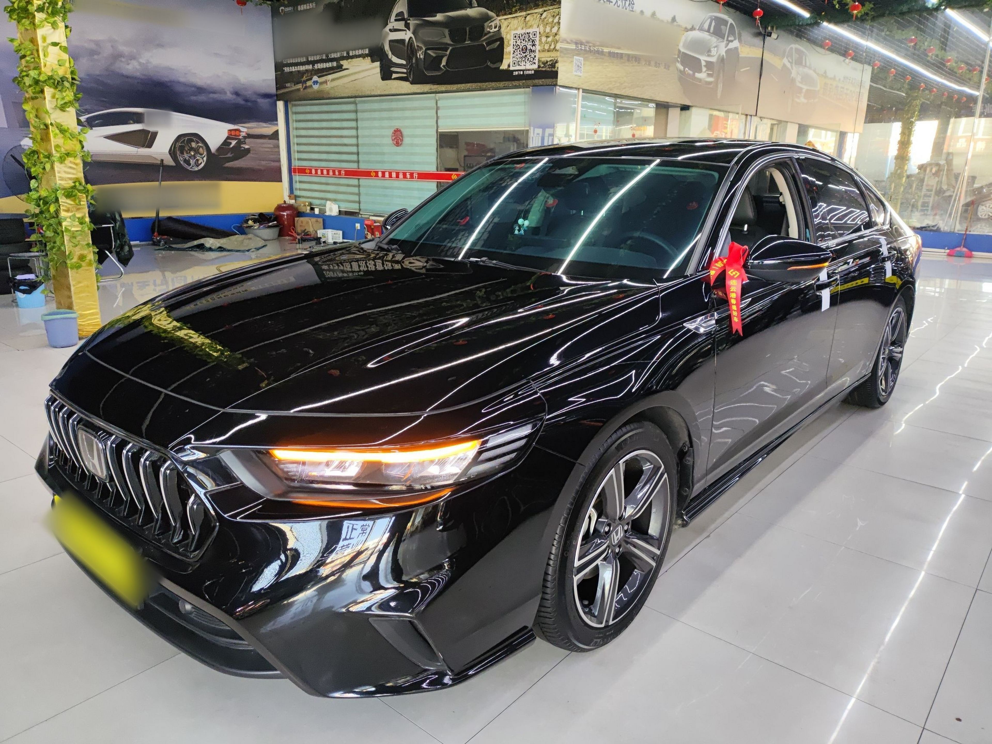 تحت مقدمة السيارة