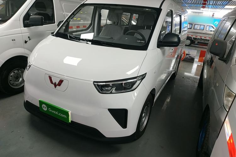 Used Wuling Yangguang 2024 300KM Comfort Version Passenger Van 75kW