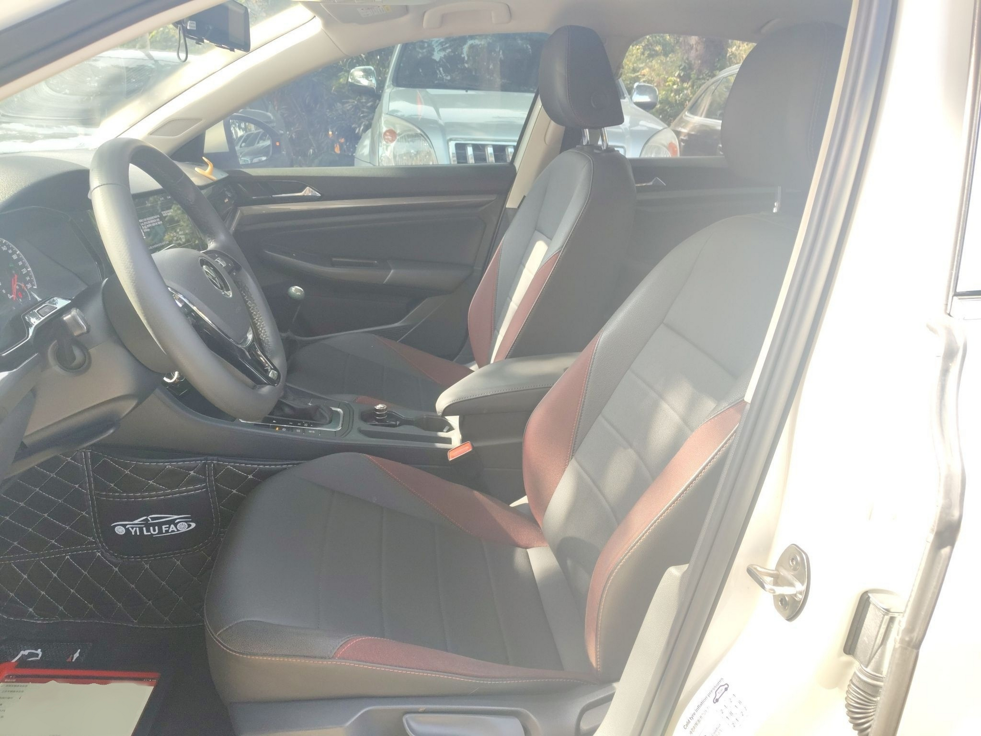 Переднее сиденье в автомобиле