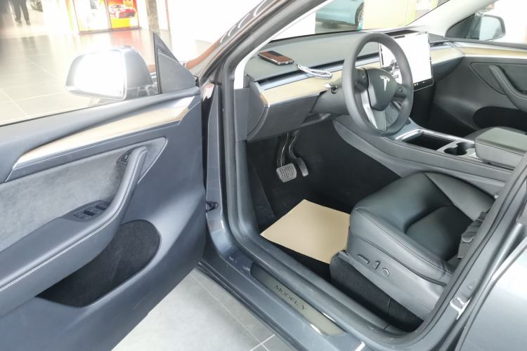 Used Tesla Model Y 2021 Long-Range All-Wheel-Drive Version 3D7
