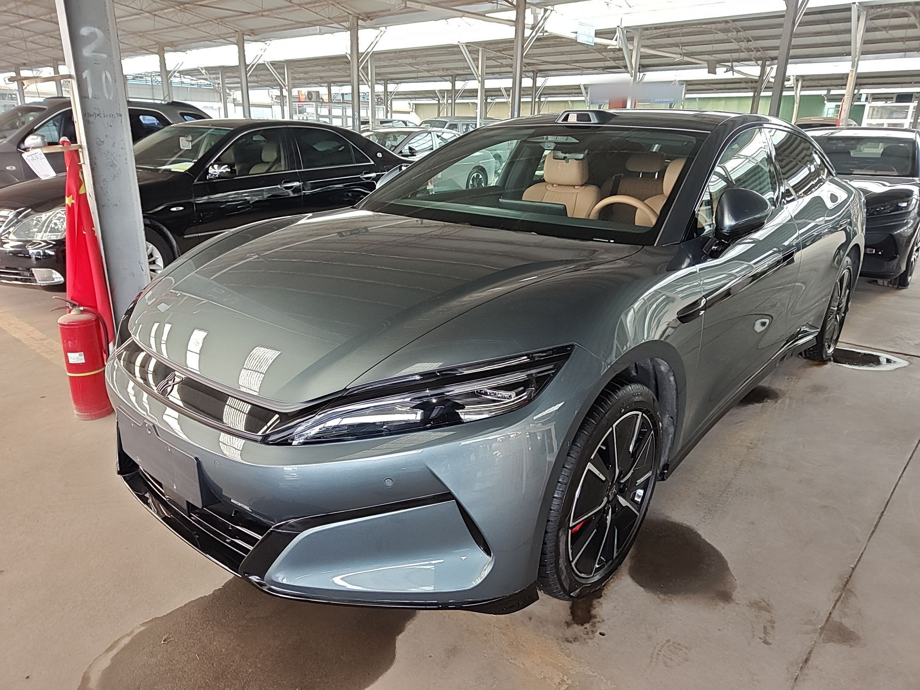 Под передней частью автомобиля