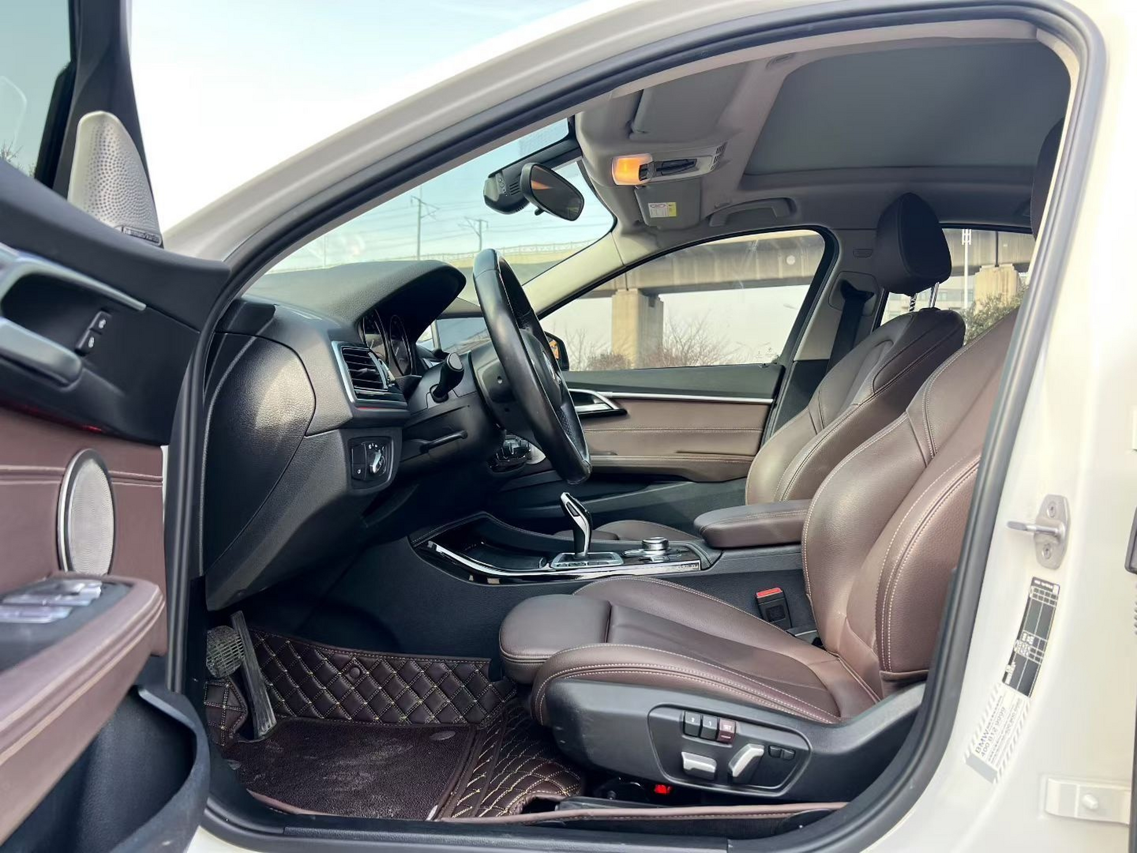 Переднее сиденье в автомобиле