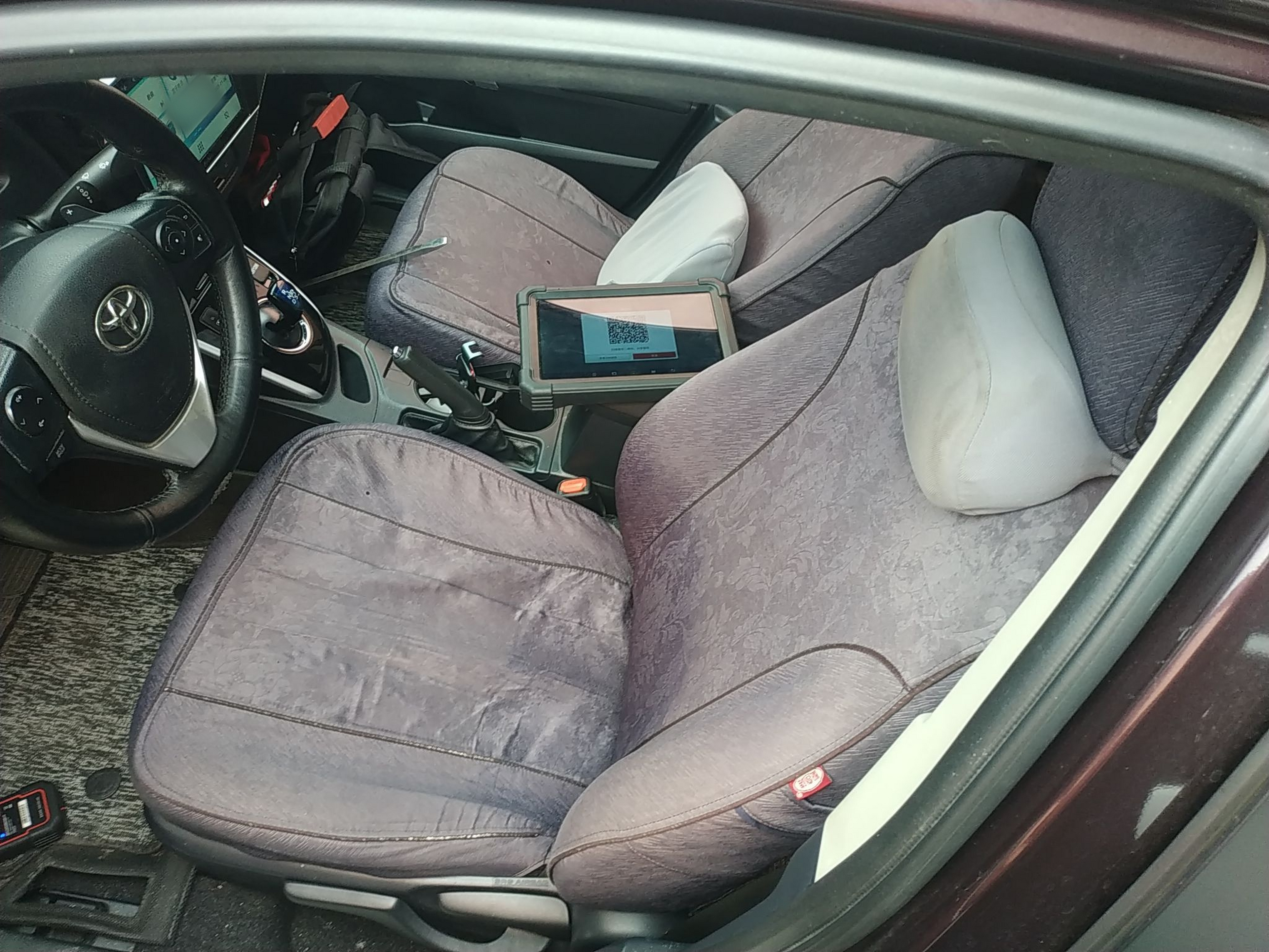 المقاعد الأمامية داخل السيارة