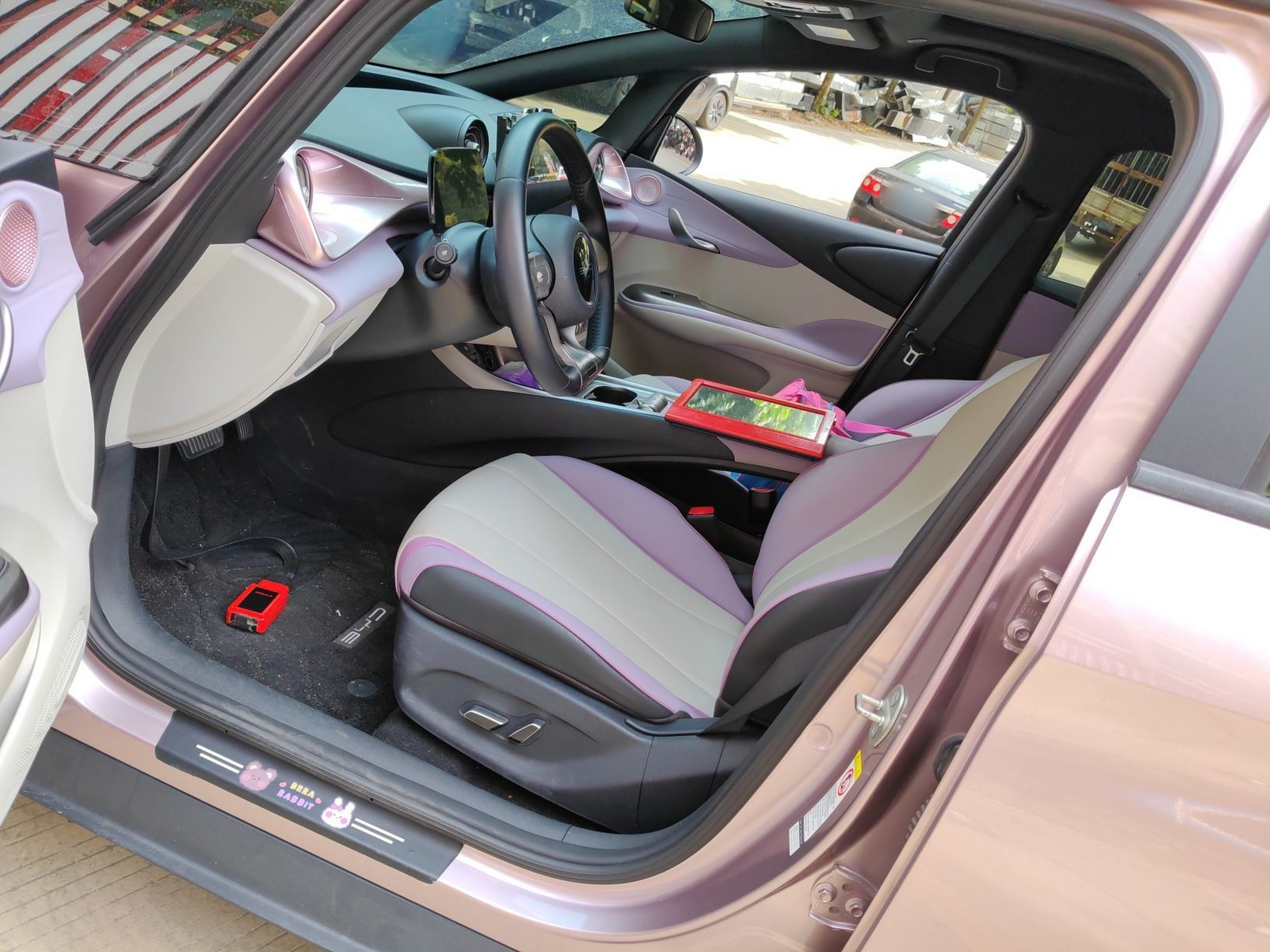 المقاعد الأمامية داخل السيارة