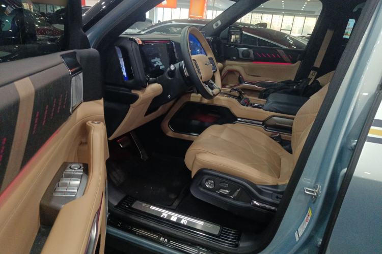 Used  Leopard 8 2025 Smart & Brave Luxury Edition 6 Seats