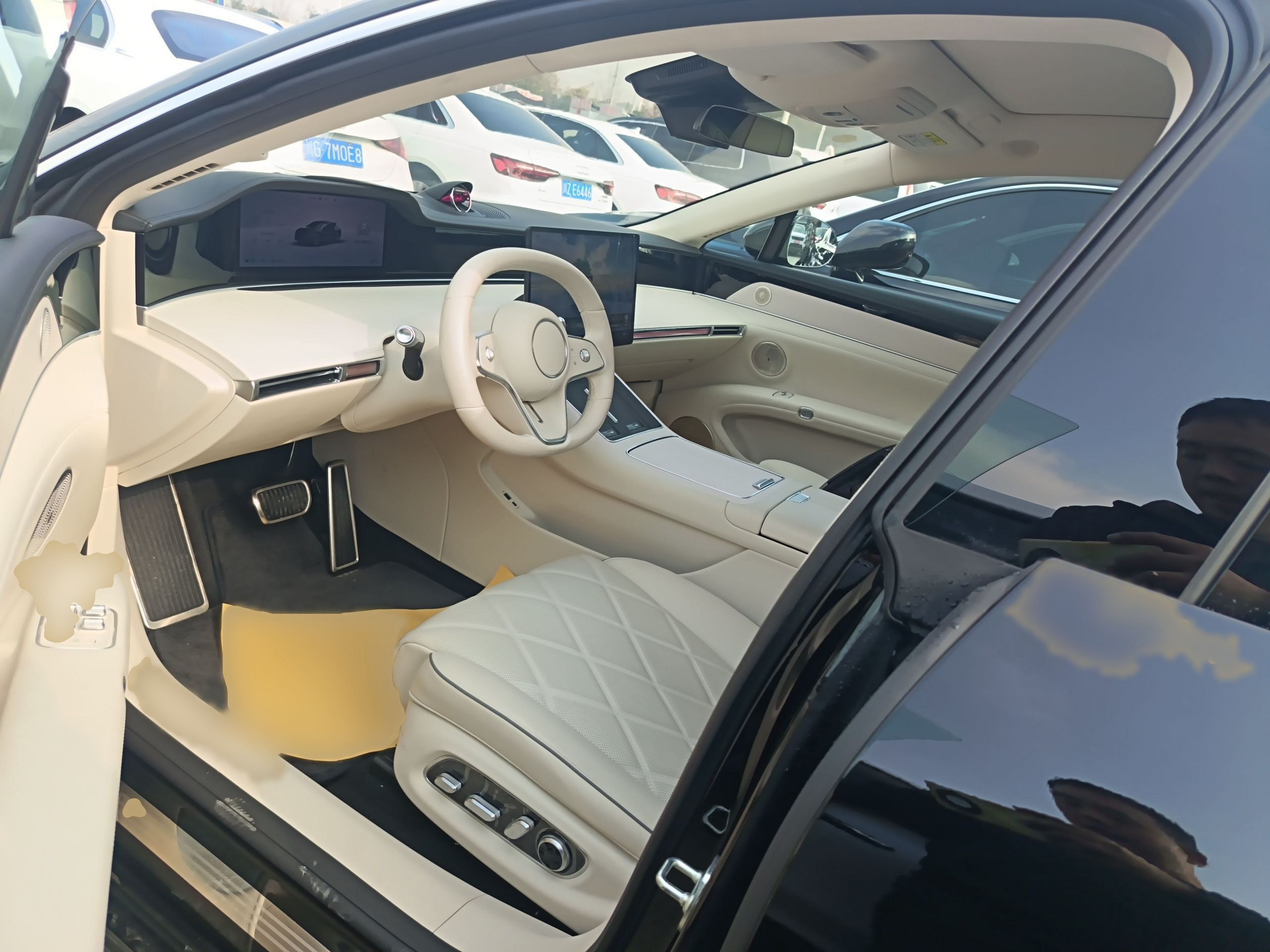 المقاعد الأمامية داخل السيارة