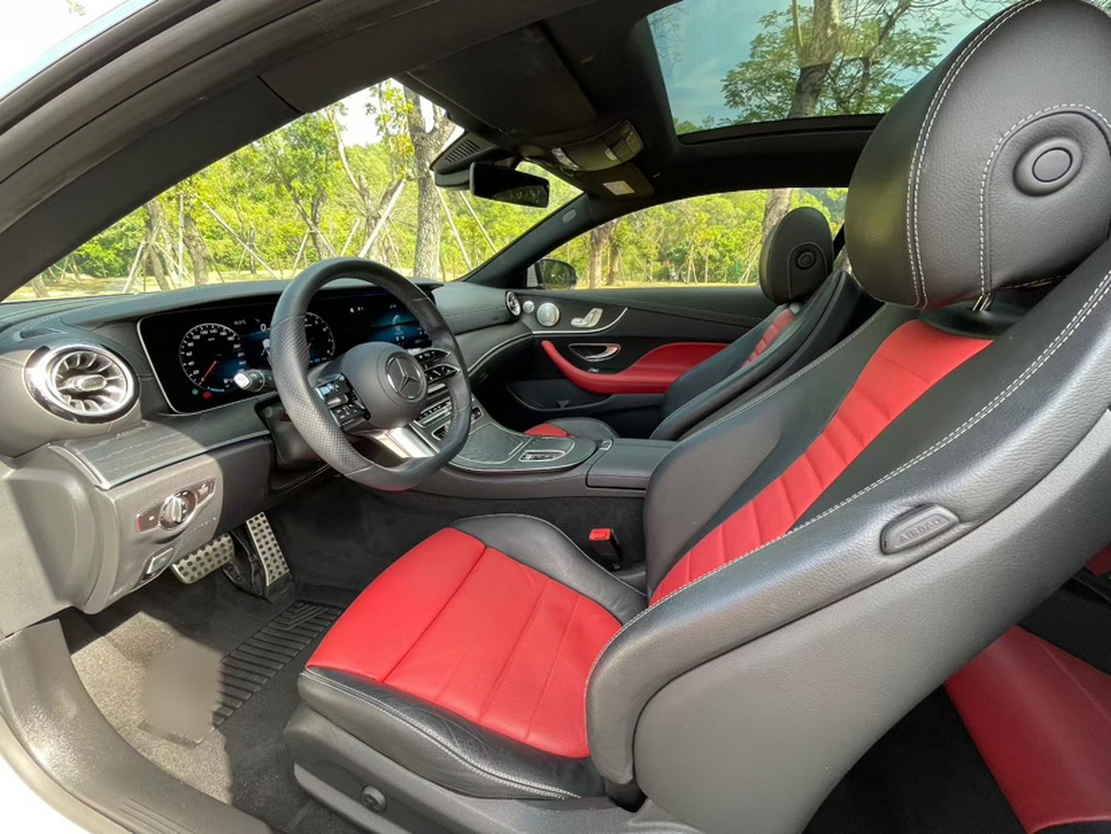 Переднее сиденье в автомобиле