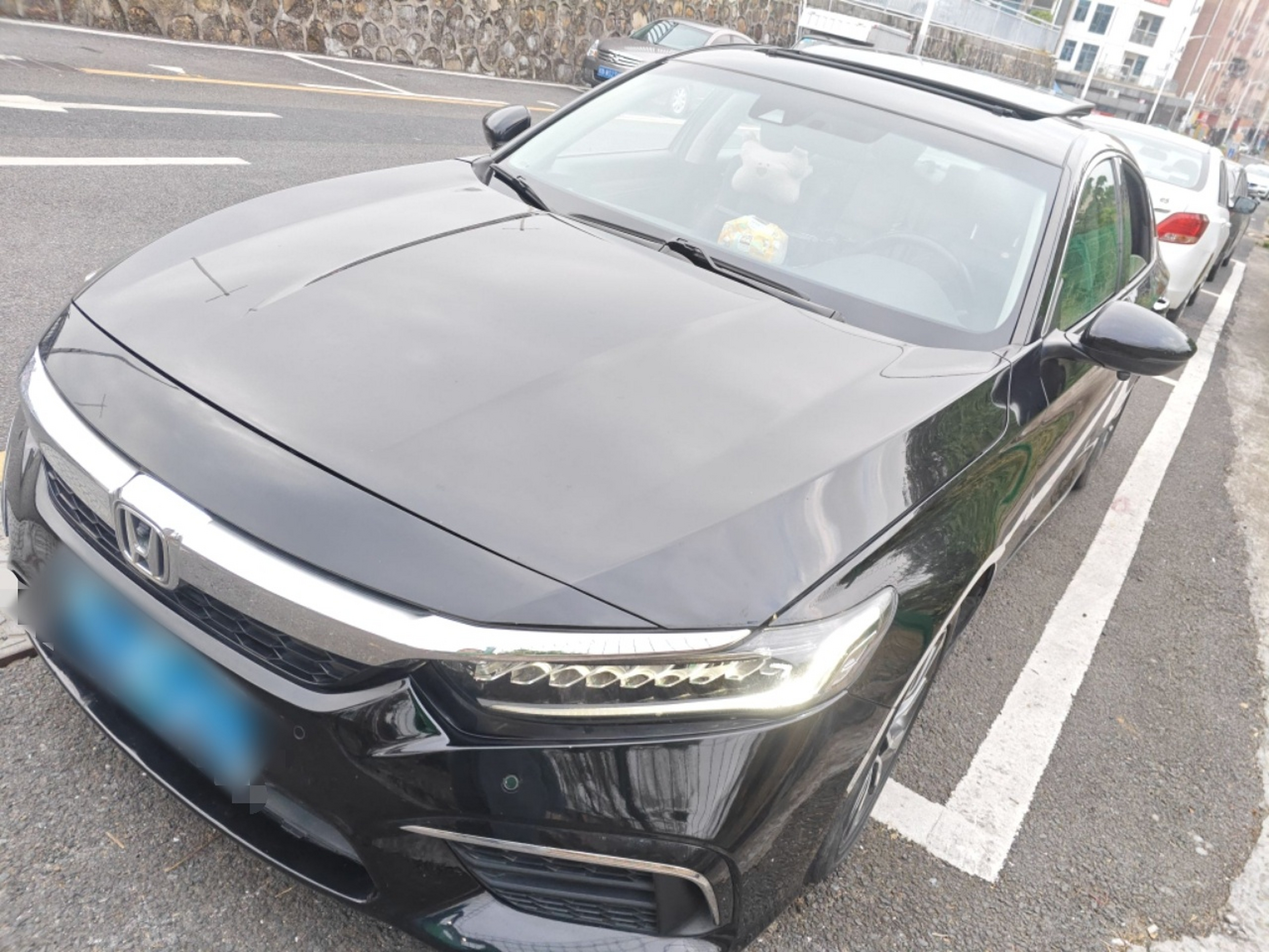 تحت مقدمة السيارة