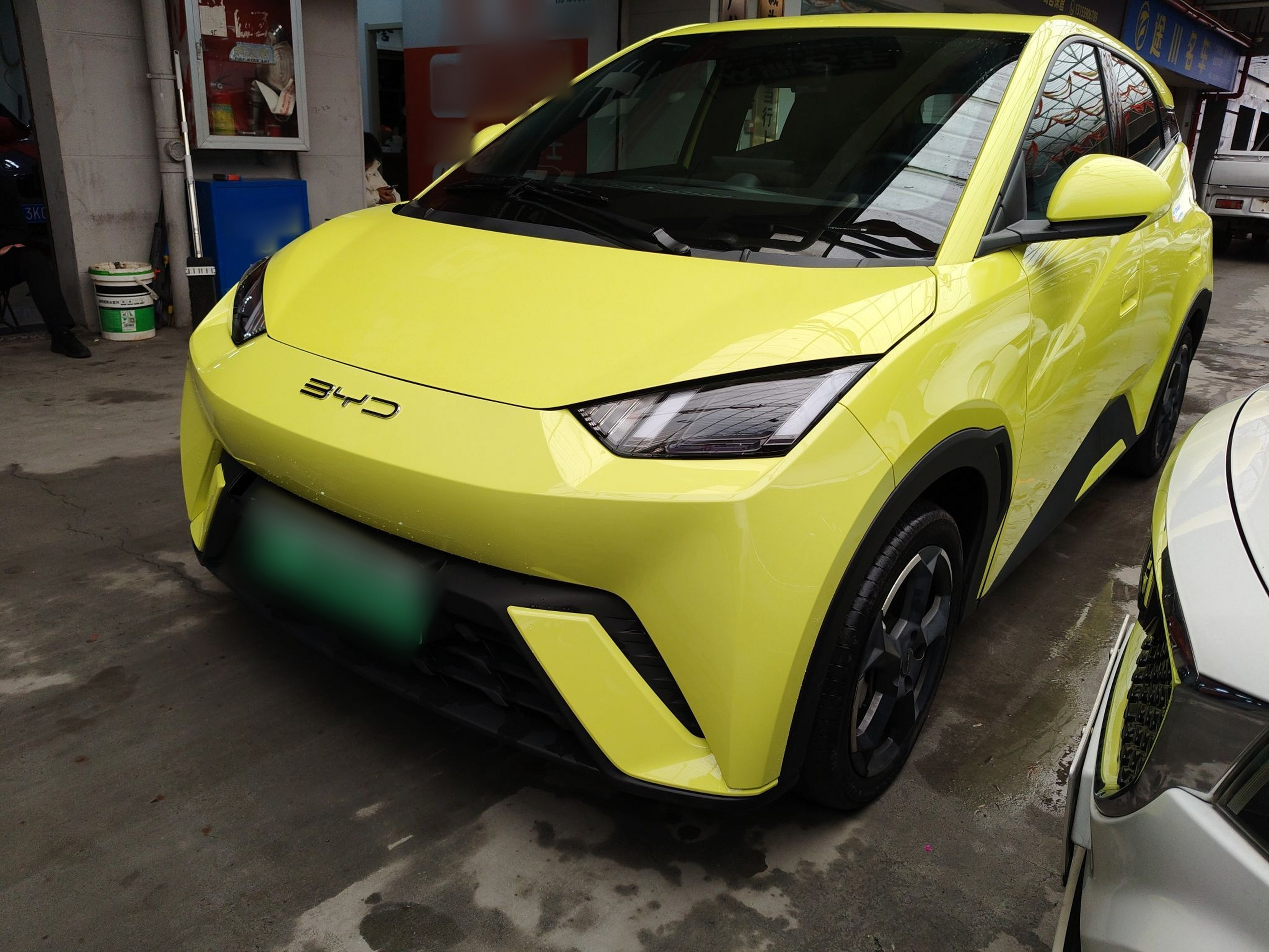 Под передней частью автомобиля