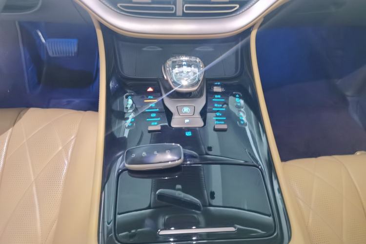 Used Denza D9 2022 EV 600 Four-Wheel Drive Flagship Model
