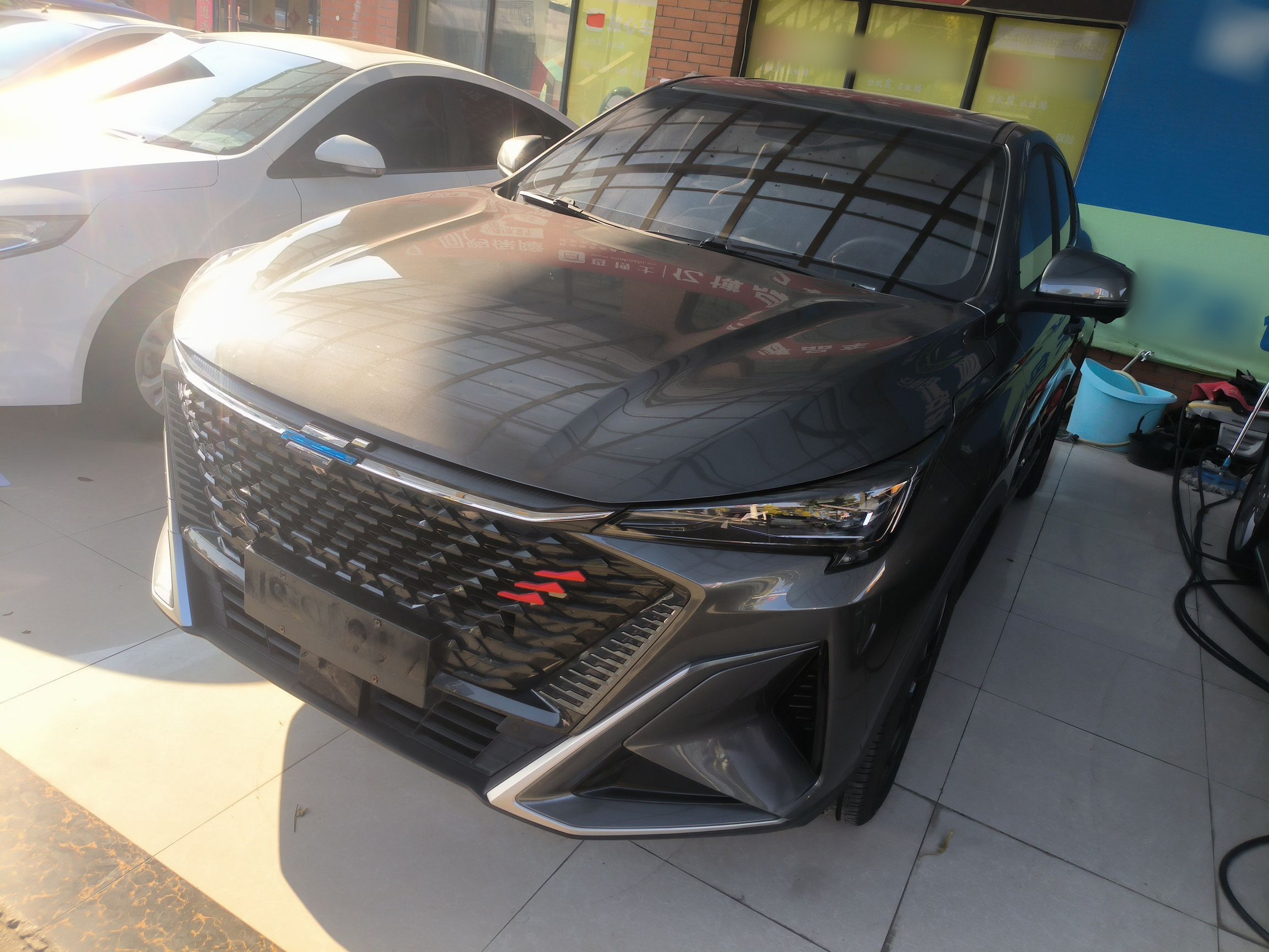 Под передней частью автомобиля