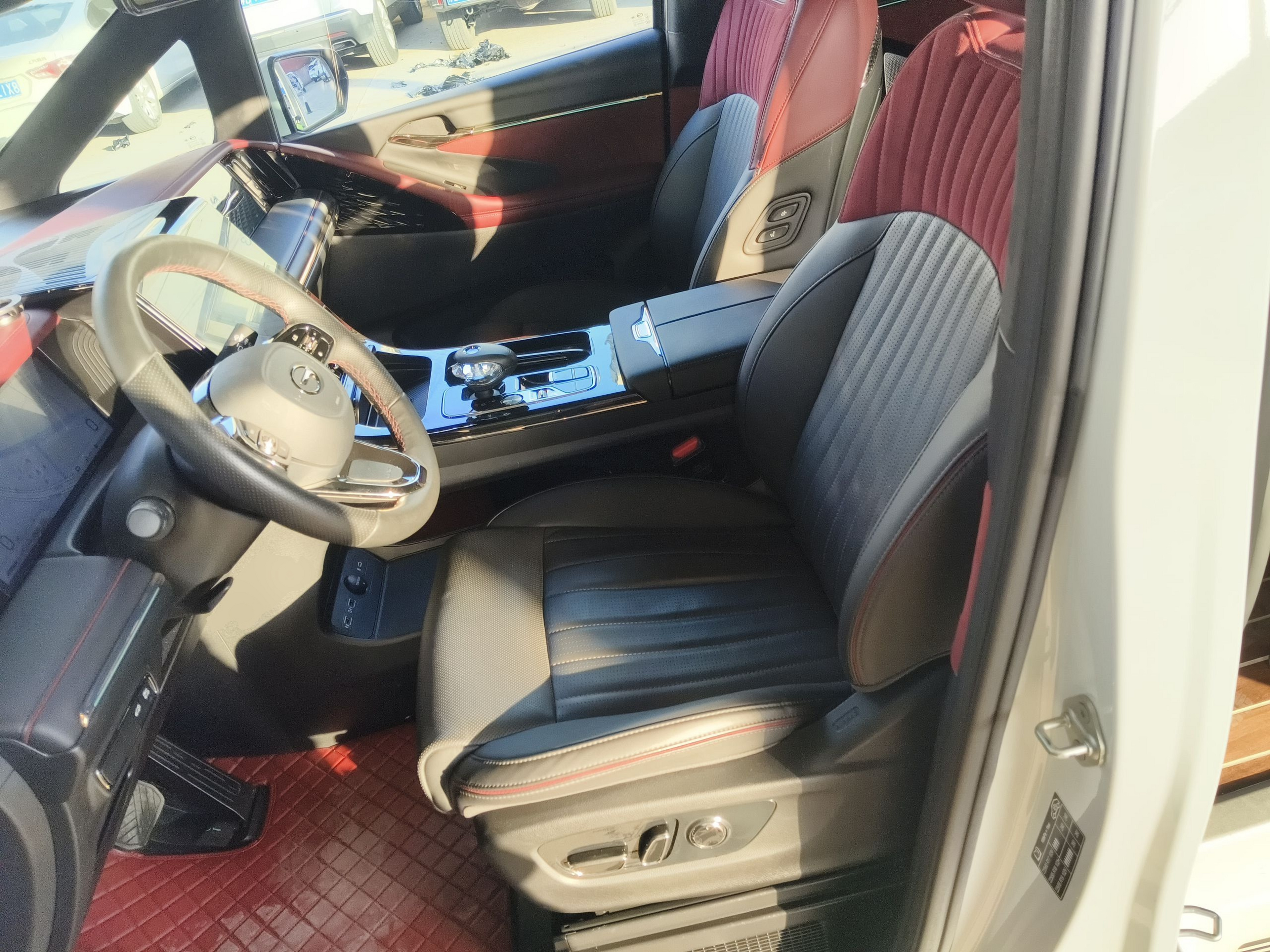 المقاعد الأمامية داخل السيارة