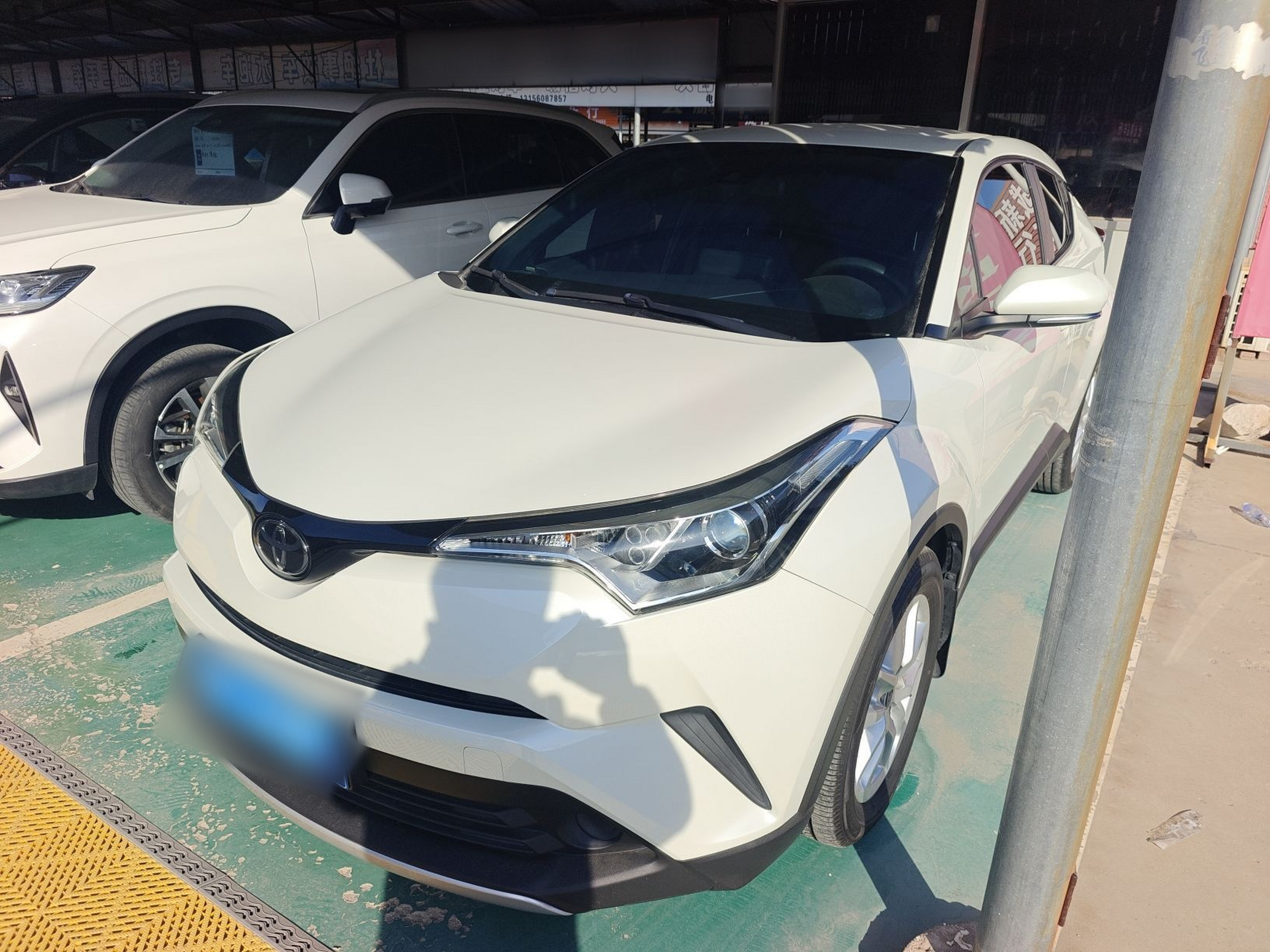 تحت مقدمة السيارة