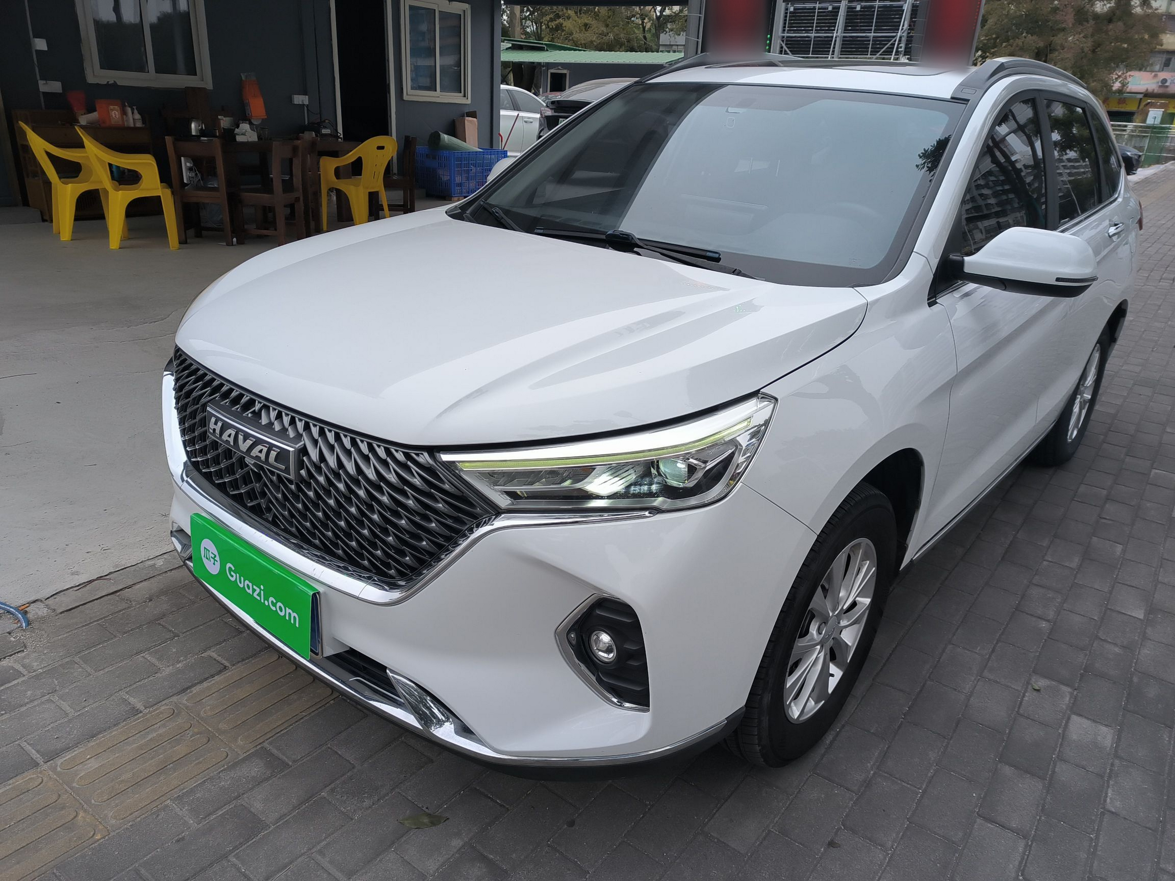 تحت مقدمة السيارة