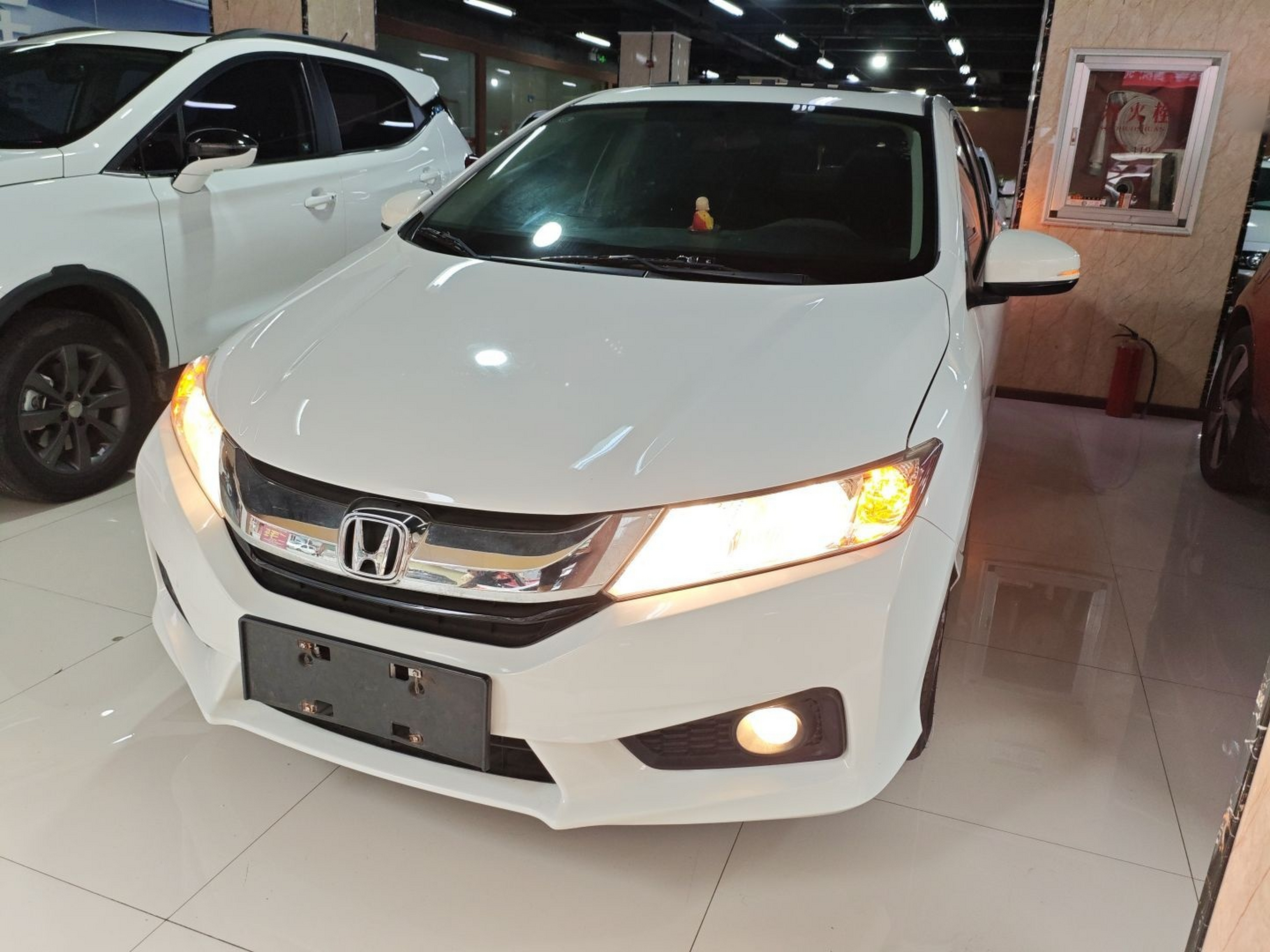 تحت مقدمة السيارة