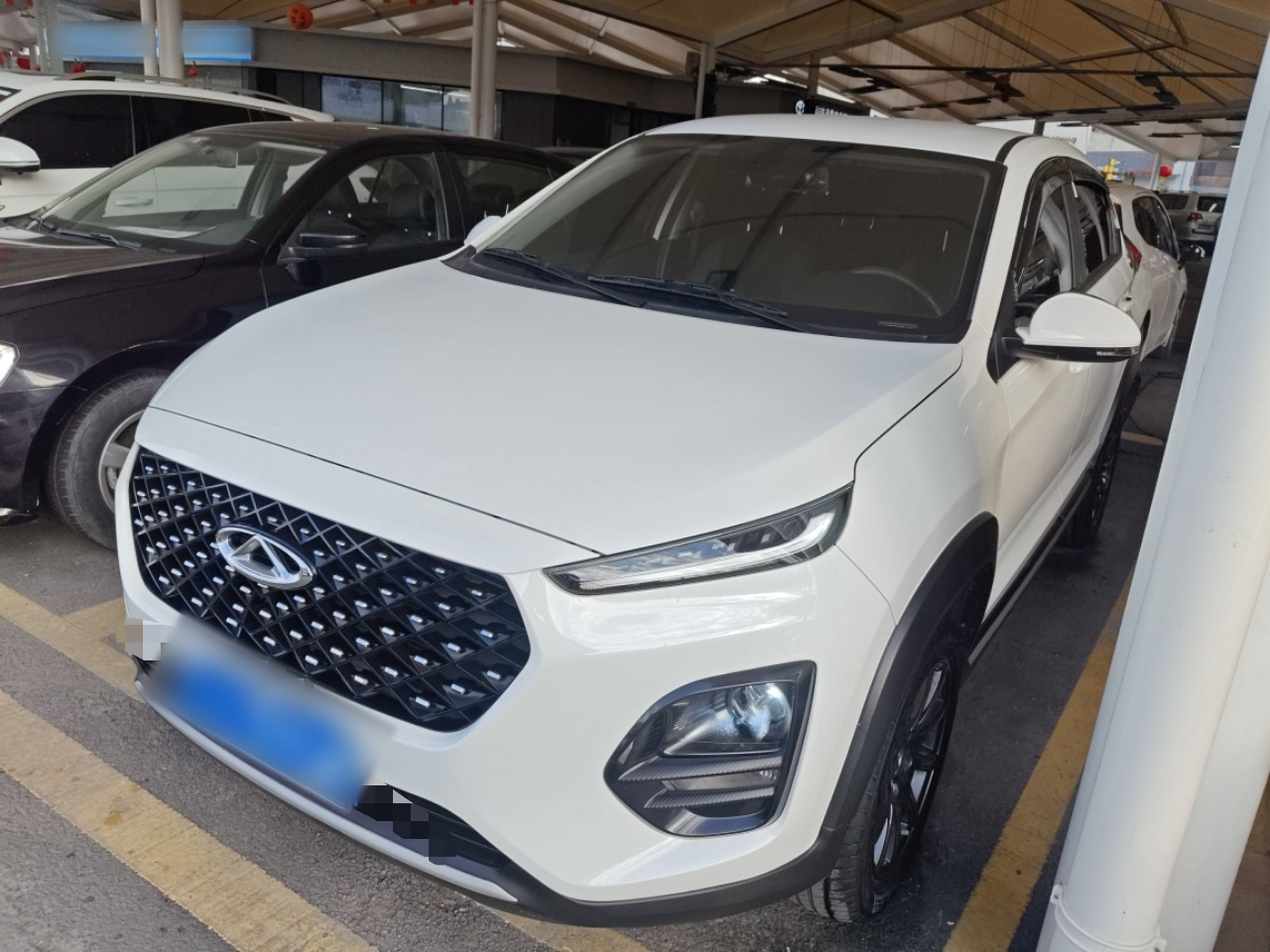 تحت مقدمة السيارة