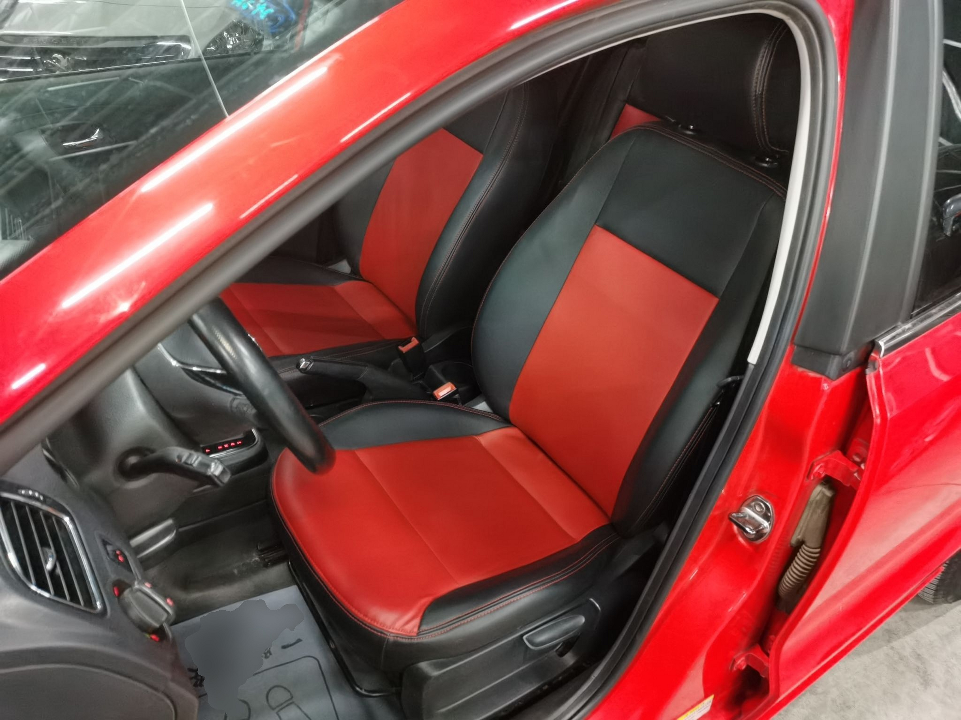 Переднее сиденье в автомобиле