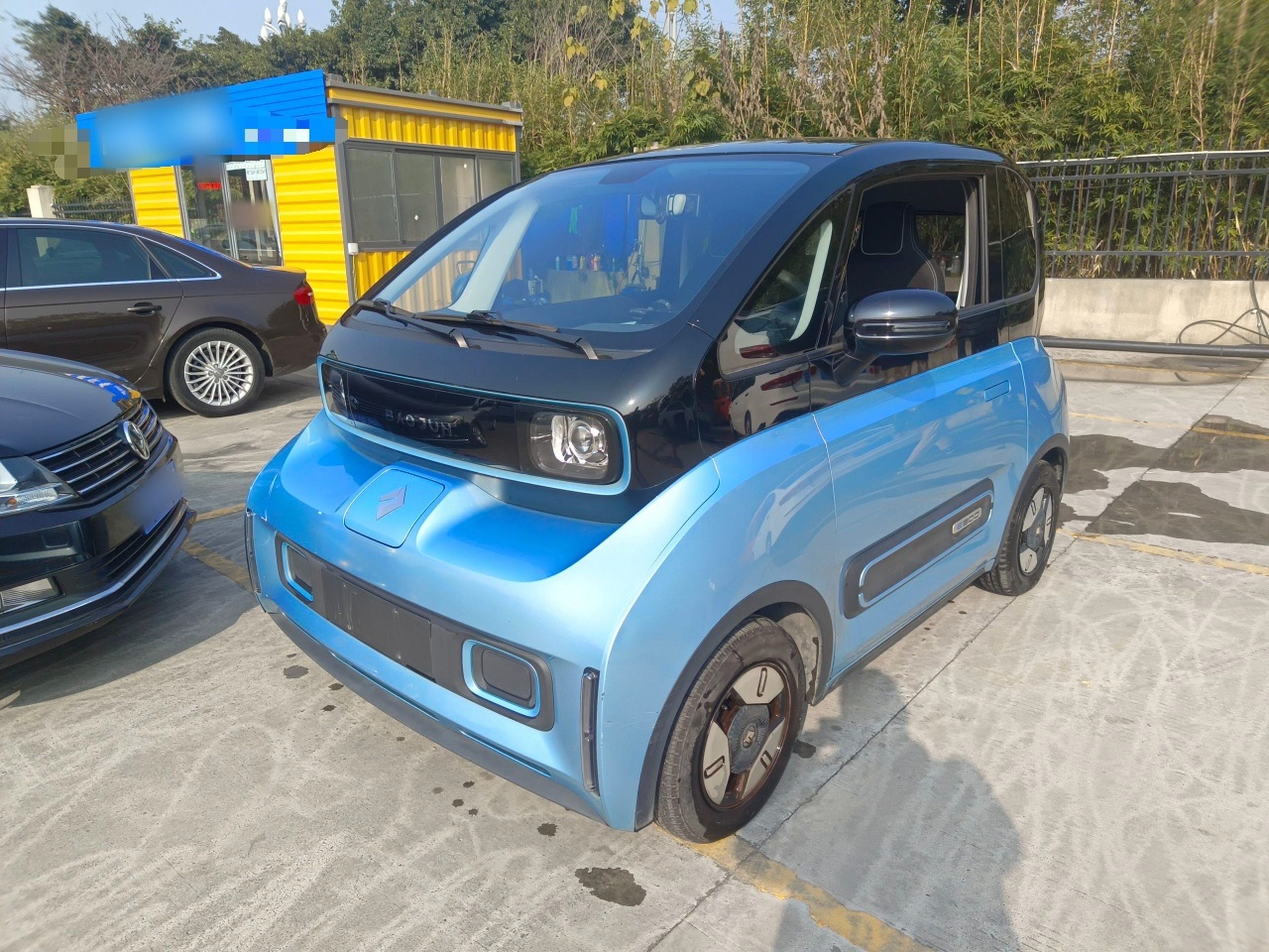 Под передней частью автомобиля