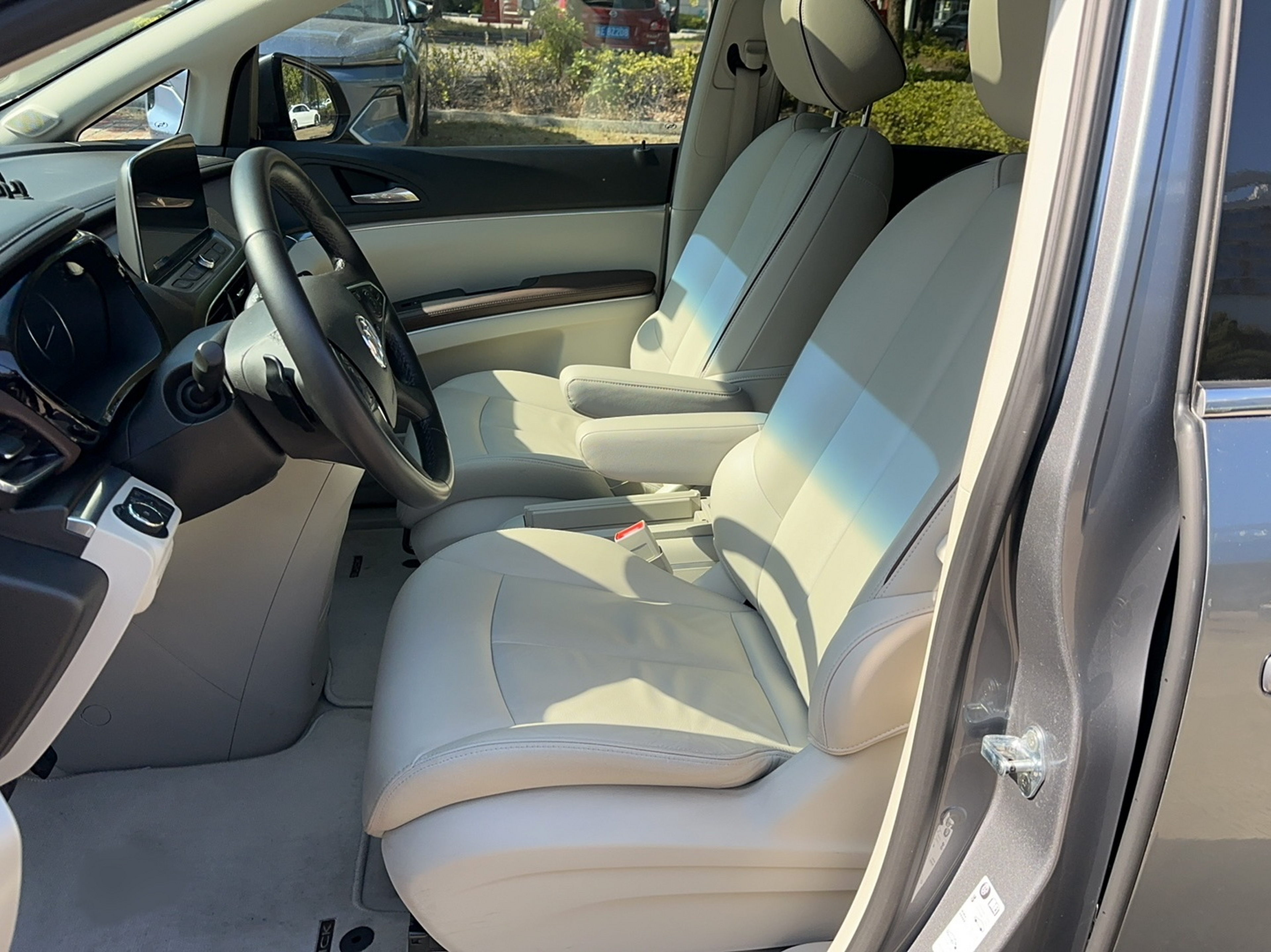 Переднее сиденье в автомобиле