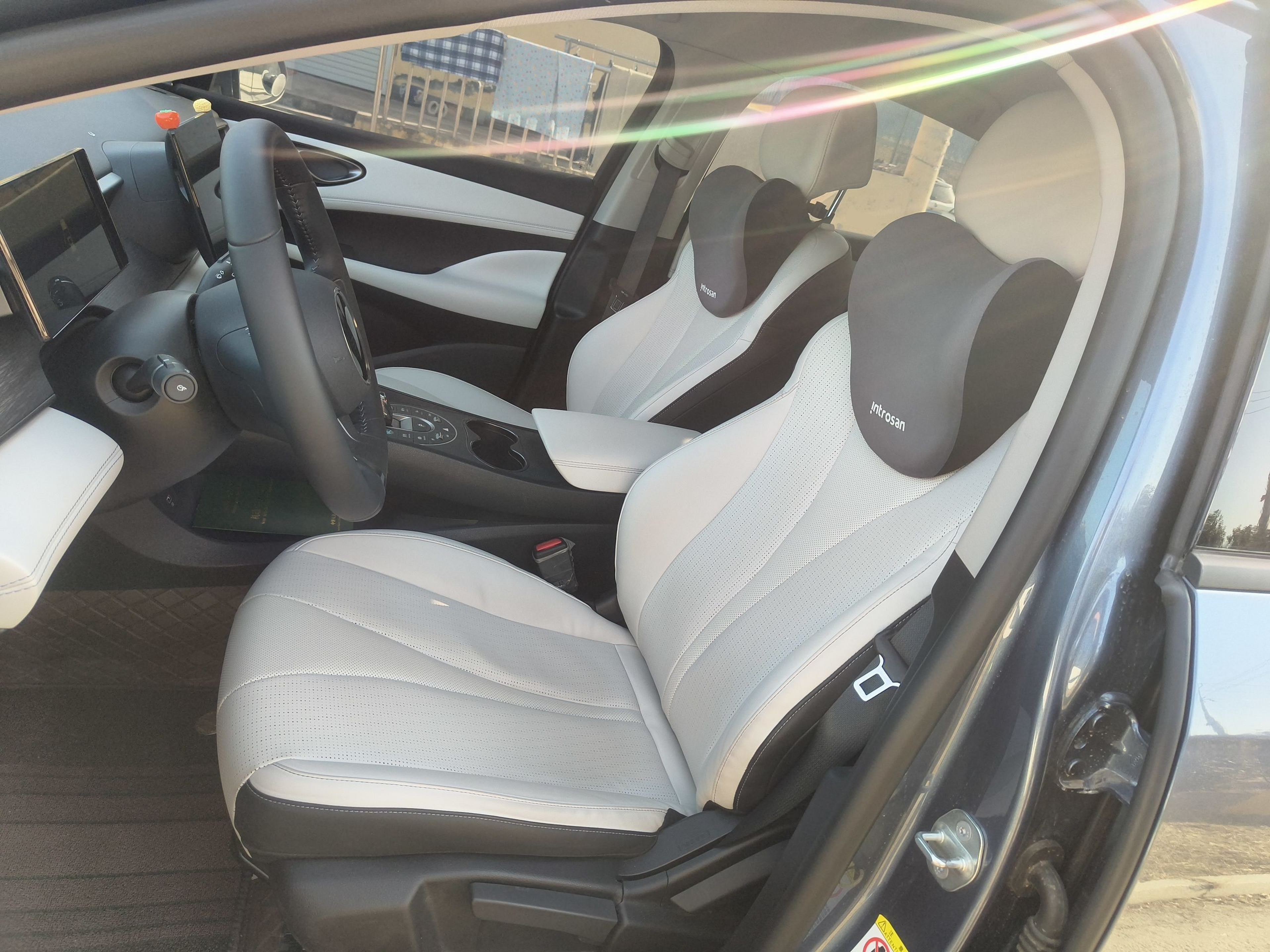 المقاعد الأمامية داخل السيارة