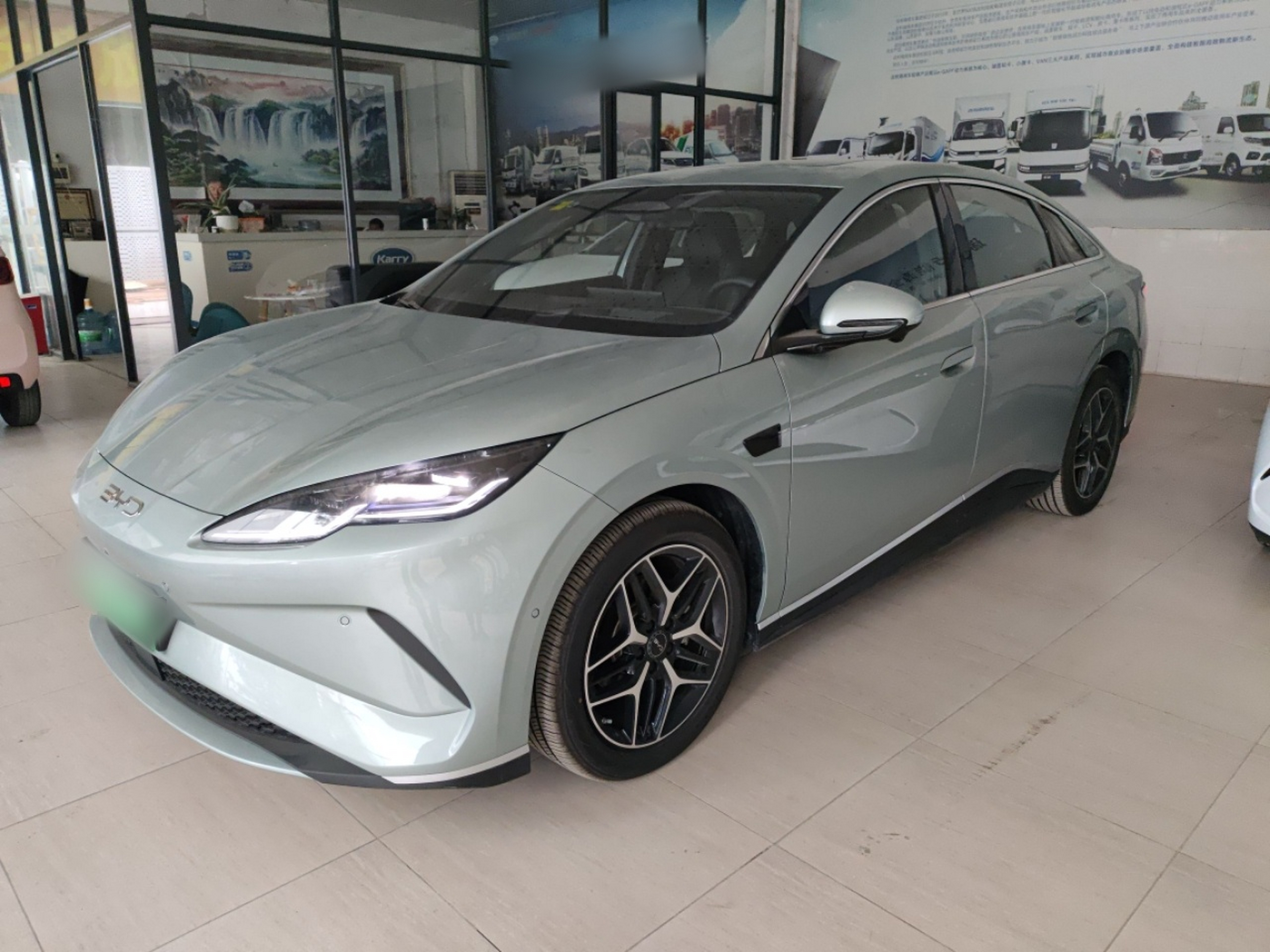 Под передней частью автомобиля